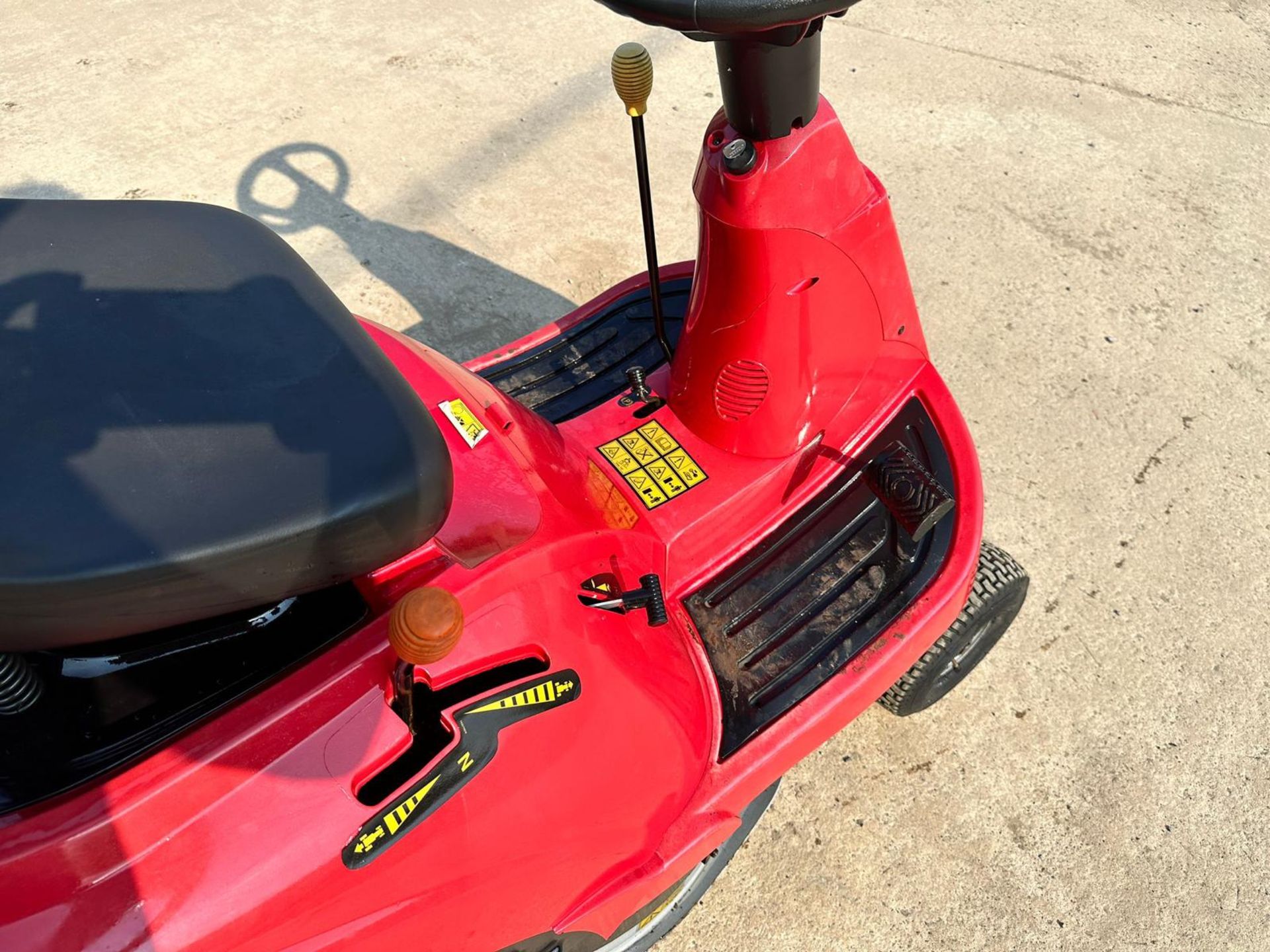 HONDA 1211 RIDE ON MOWER WITH REAR COLLECTOR *PLUS VAT* - Image 18 of 19