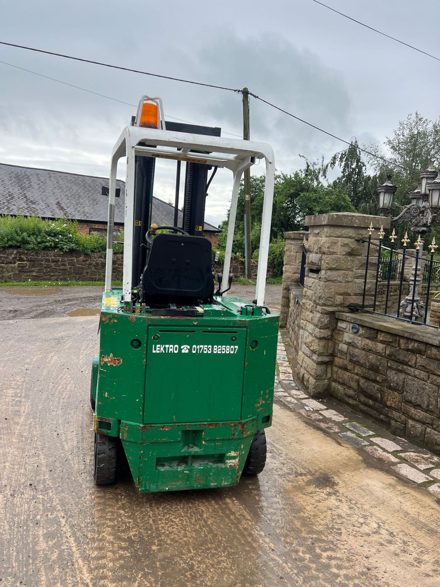 Cat 2.5 Ton electric forklift *NO VAT* - Image 8 of 15