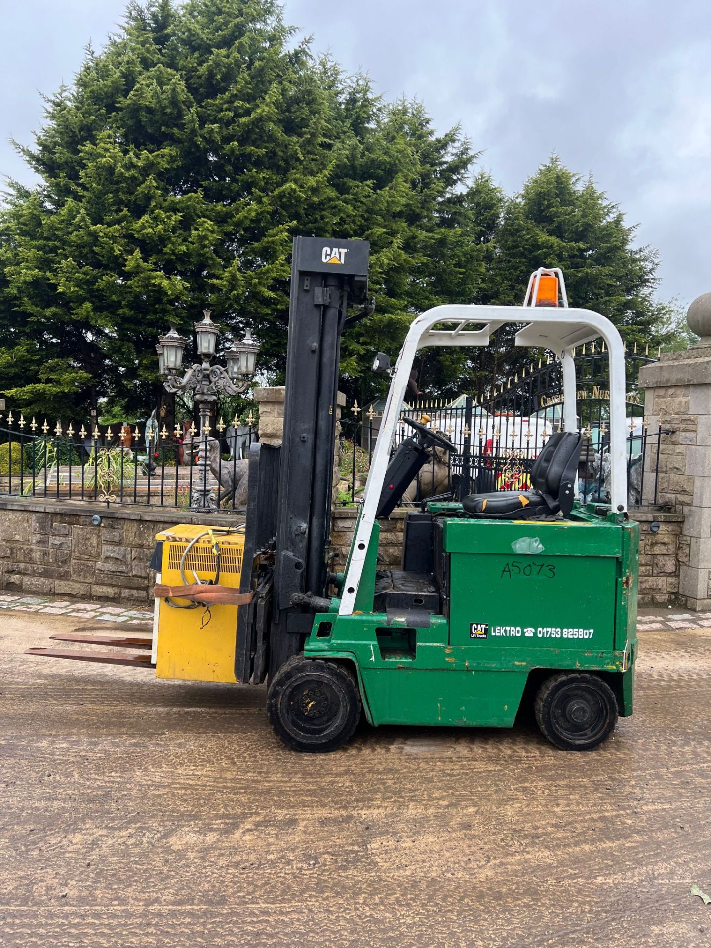 Cat 2.5 Ton electric forklift *NO VAT* - Image 5 of 15