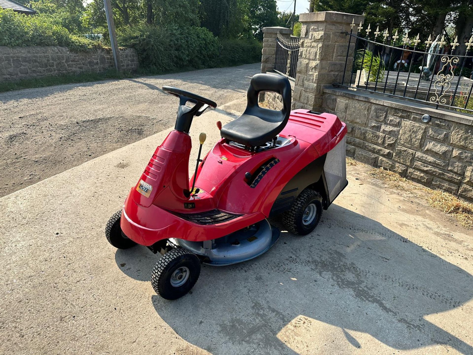 HONDA 1211 RIDE ON MOWER WITH REAR COLLECTOR *PLUS VAT* - Image 3 of 19