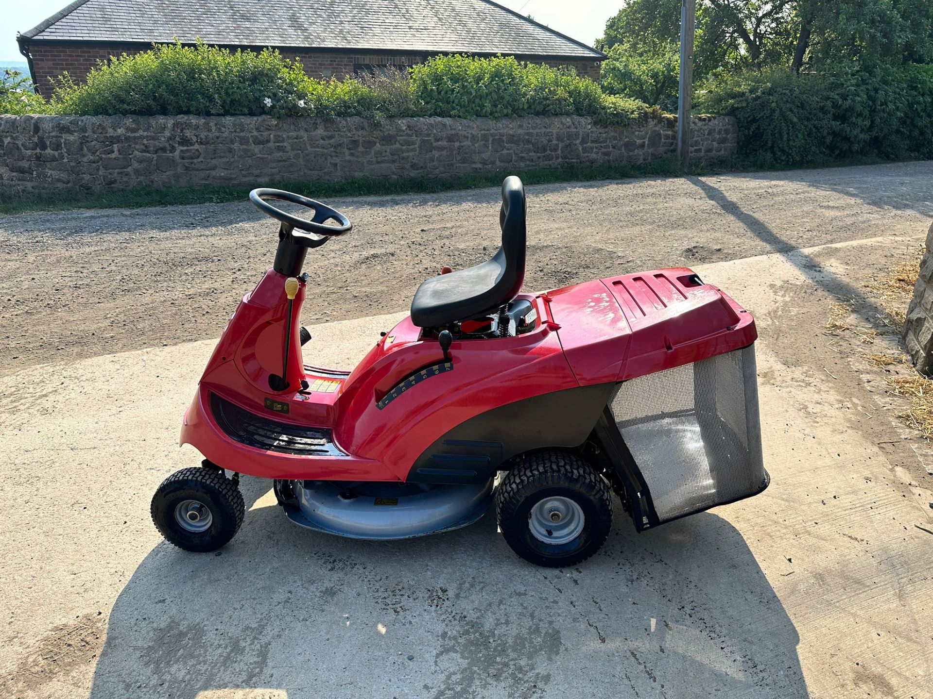 HONDA 1211 RIDE ON MOWER WITH REAR COLLECTOR *PLUS VAT*