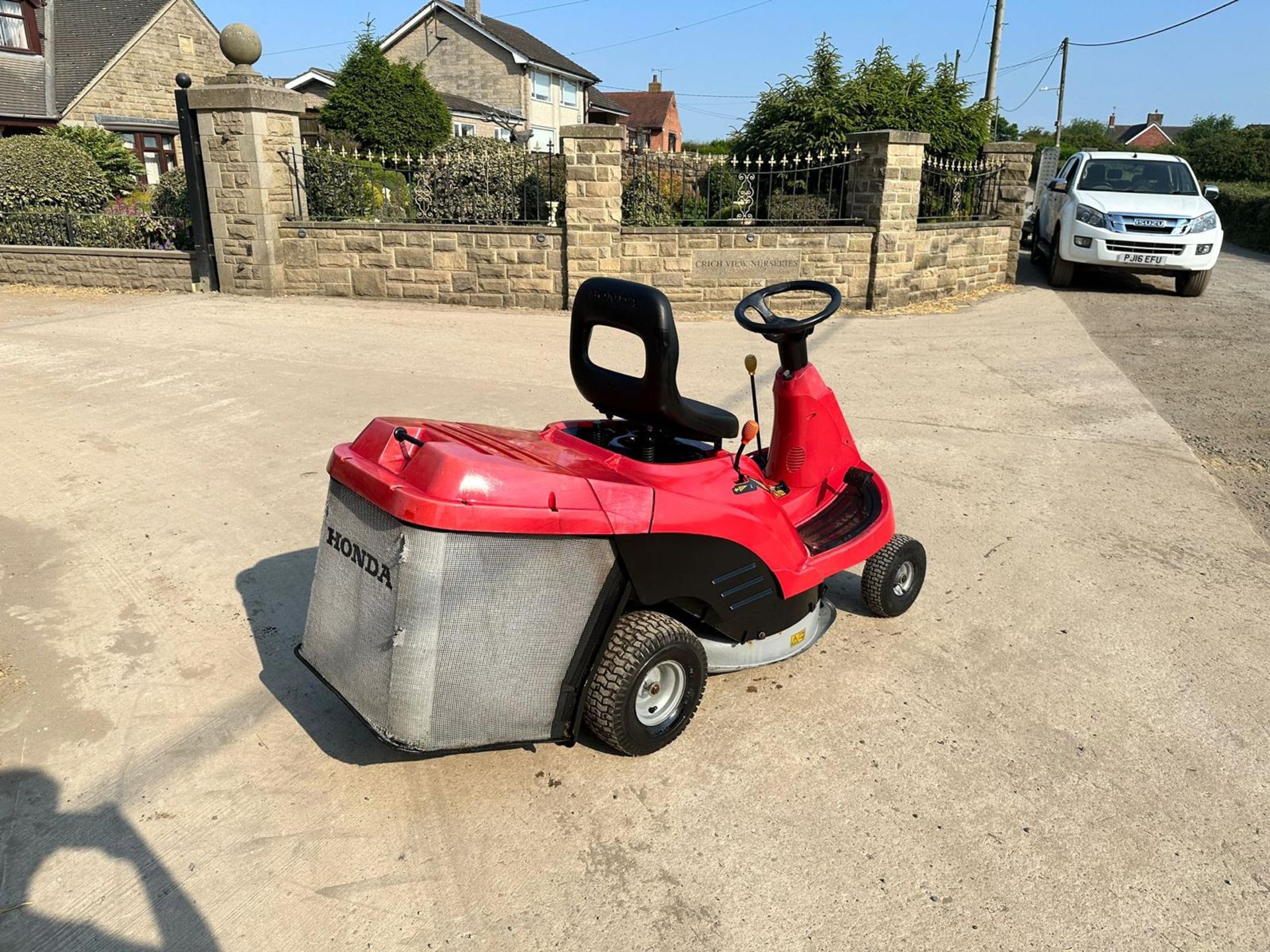 HONDA 1211 RIDE ON MOWER WITH REAR COLLECTOR *PLUS VAT* - Image 8 of 19