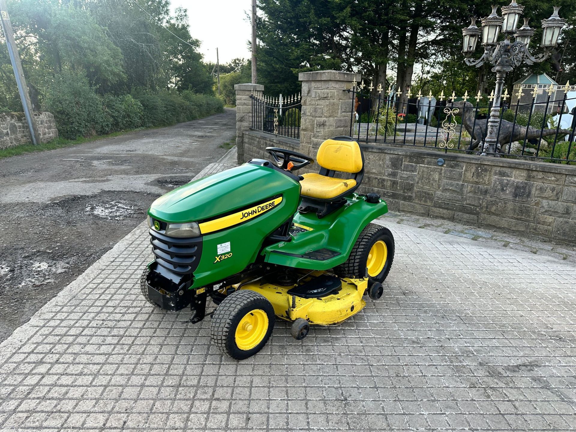 JOHN DEERE X320 RIDE ON MOWER *NO VAT* - Image 5 of 13