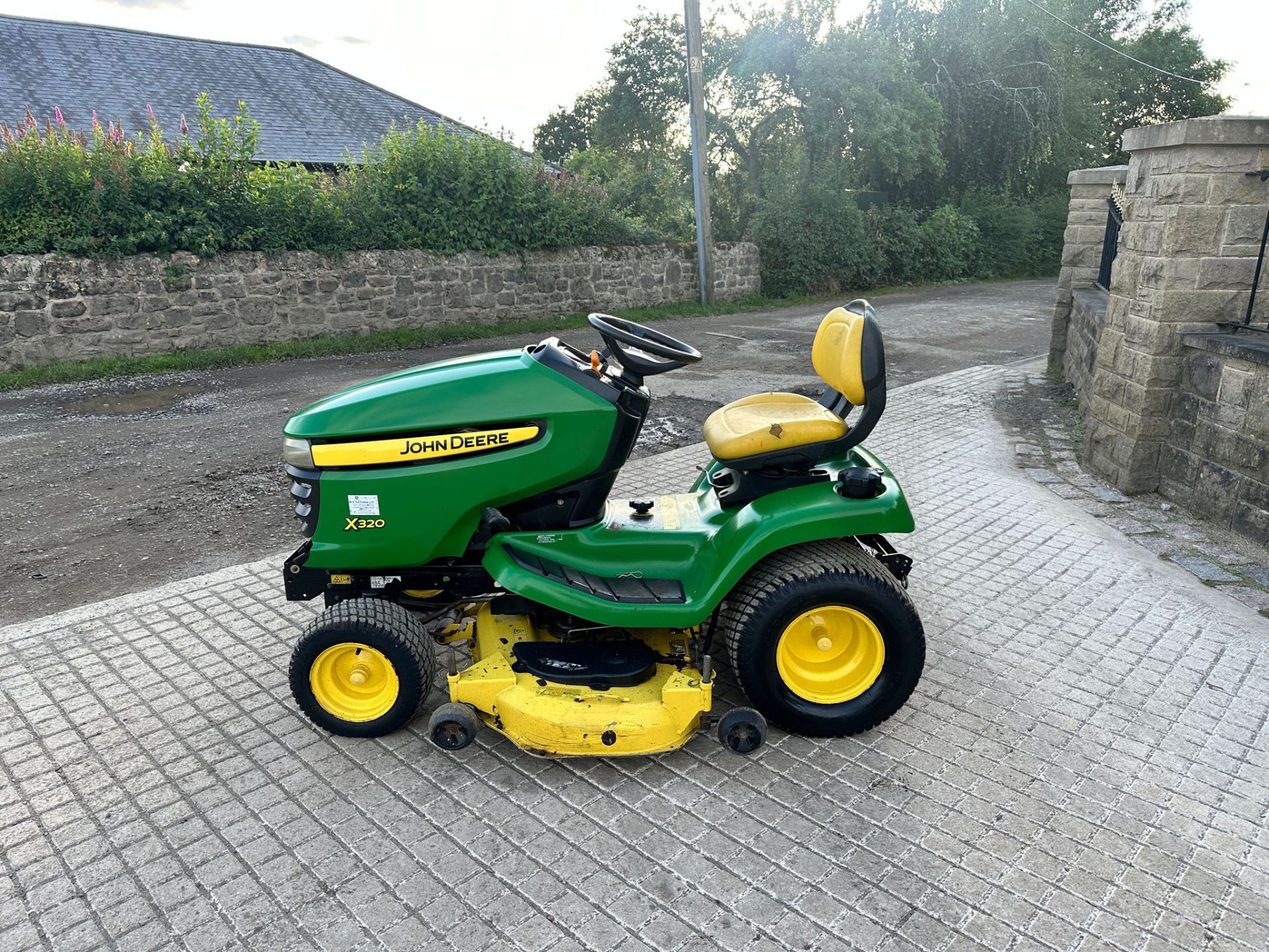 JOHN DEERE X320 RIDE ON MOWER *NO VAT* - Image 6 of 13