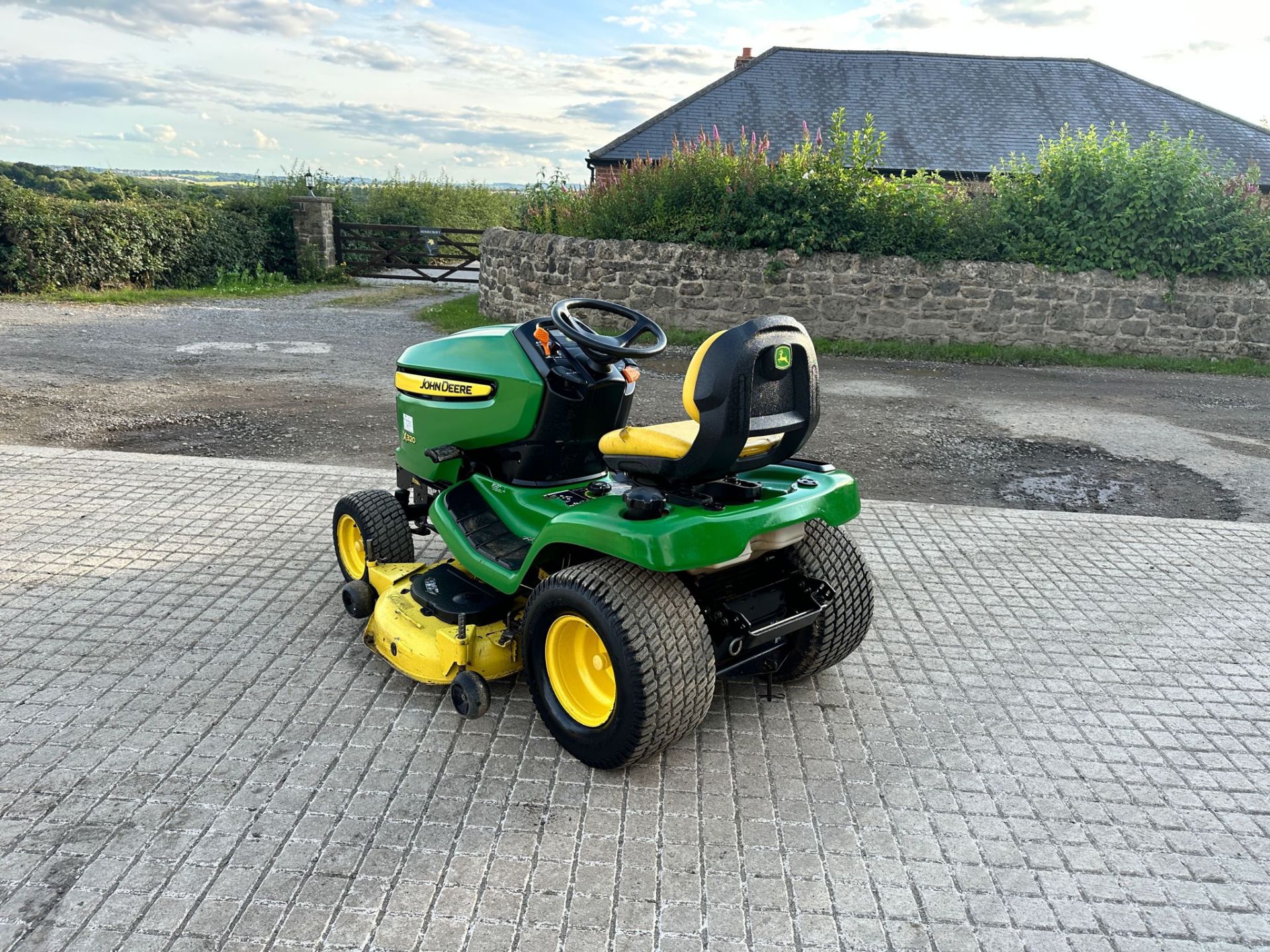 JOHN DEERE X320 RIDE ON MOWER *NO VAT* - Image 4 of 13