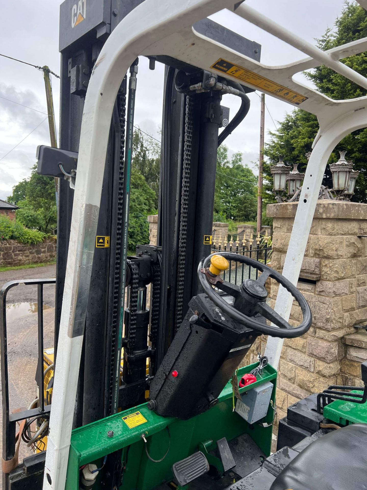 Cat 2.5 Ton electric forklift *NO VAT* - Image 14 of 15