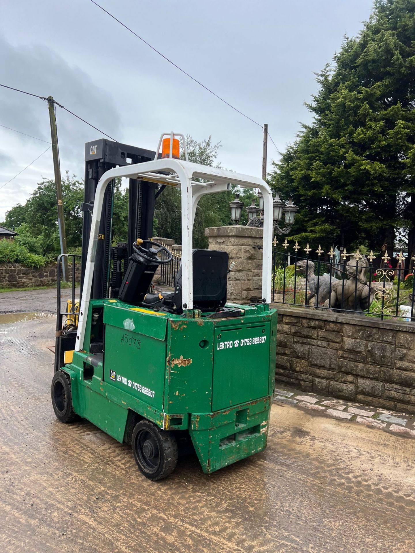 Cat 2.5 Ton electric forklift *NO VAT* - Image 6 of 15