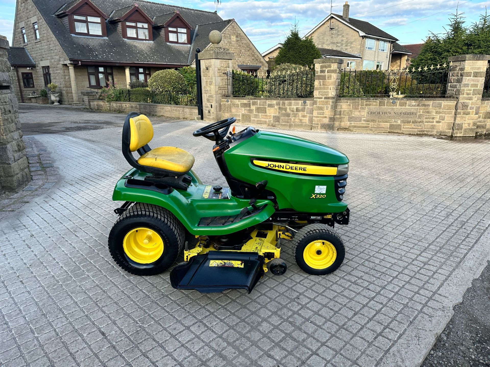 JOHN DEERE X320 RIDE ON MOWER *NO VAT* - Image 2 of 13