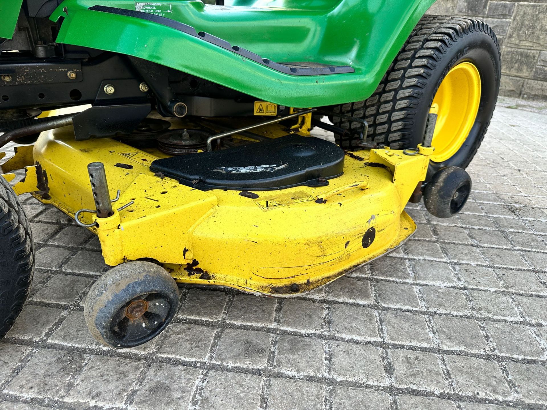 JOHN DEERE X320 RIDE ON MOWER *NO VAT* - Image 10 of 13