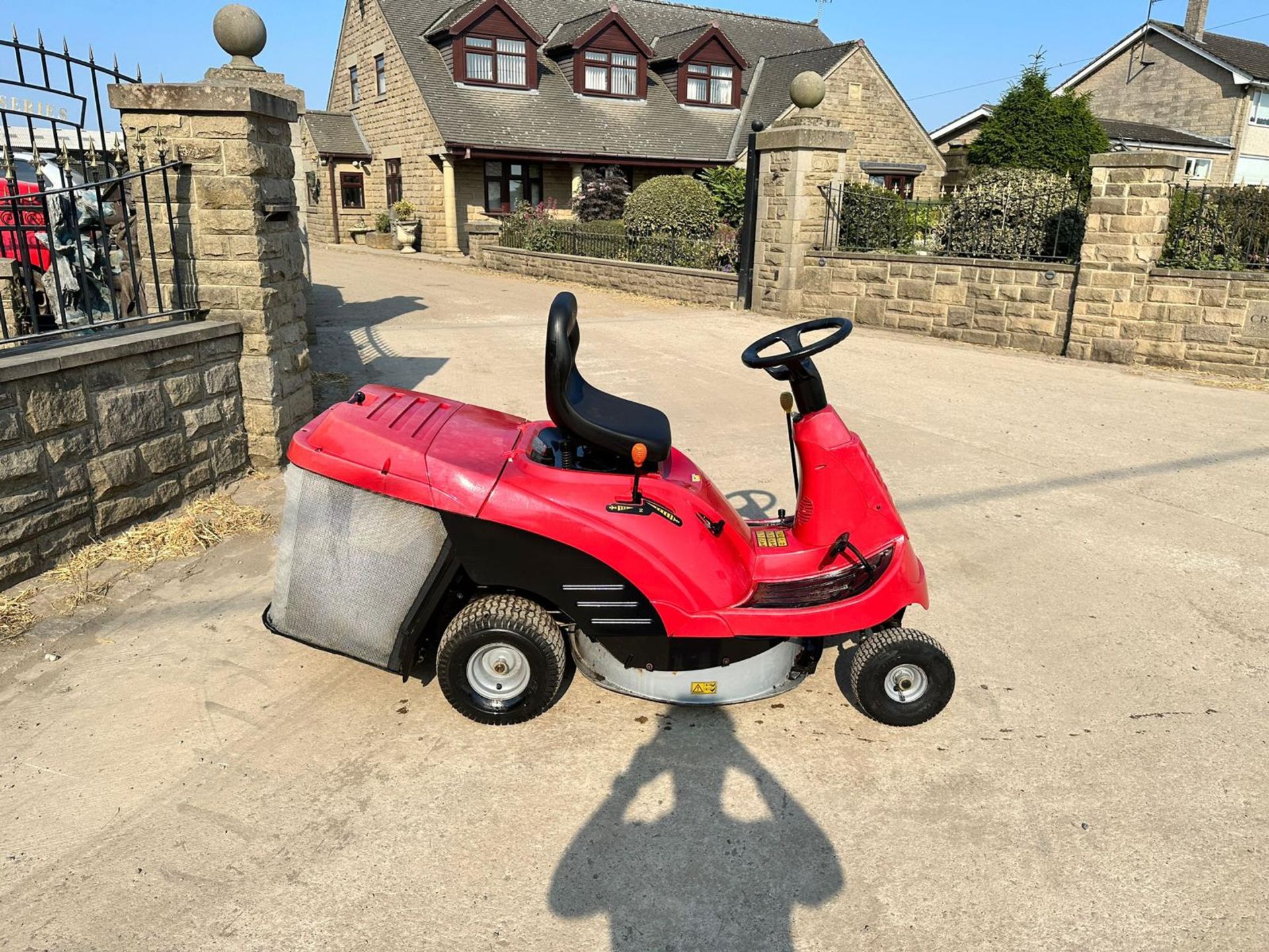 HONDA 1211 RIDE ON MOWER WITH REAR COLLECTOR *PLUS VAT* - Image 5 of 19