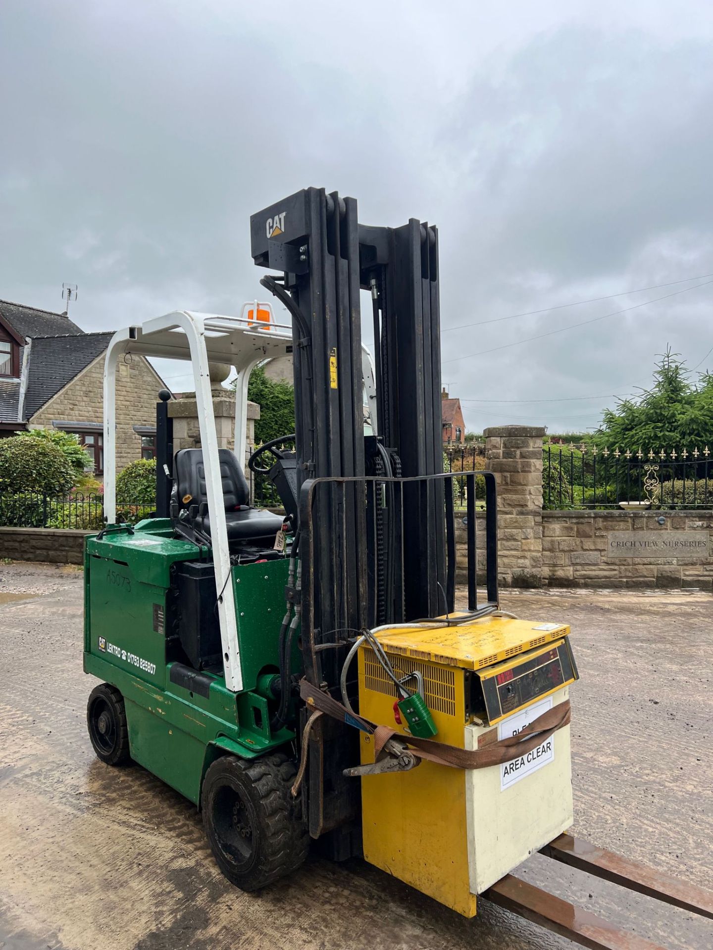 Cat 2.5 Ton electric forklift *NO VAT* - Image 2 of 15