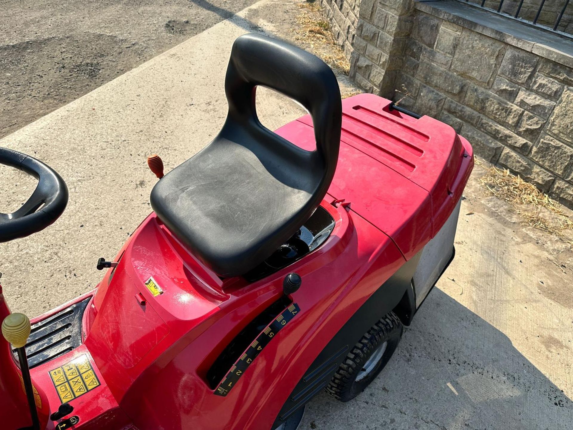 HONDA 1211 RIDE ON MOWER WITH REAR COLLECTOR *PLUS VAT* - Image 15 of 19