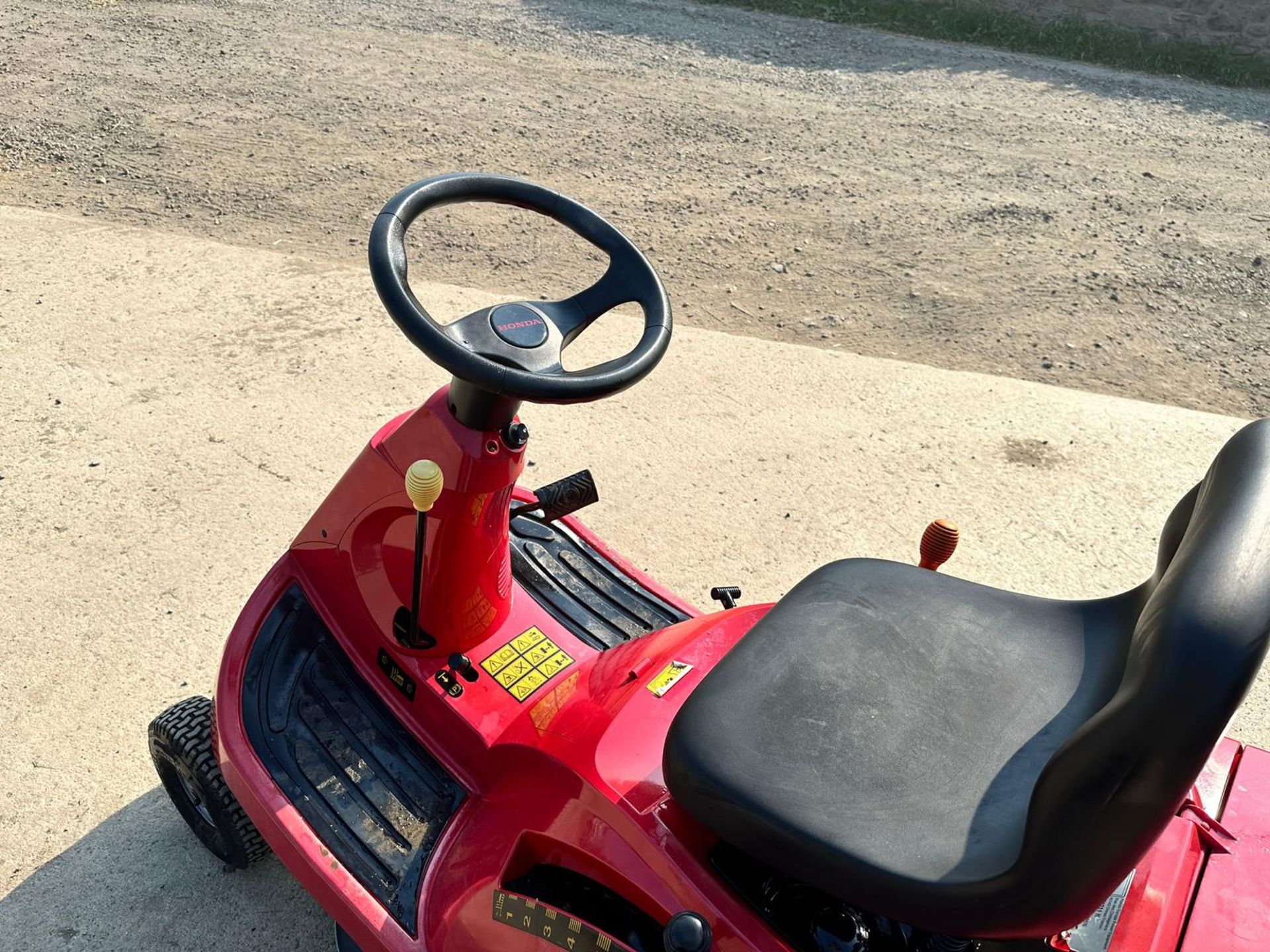 HONDA 1211 RIDE ON MOWER WITH REAR COLLECTOR *PLUS VAT* - Image 10 of 19