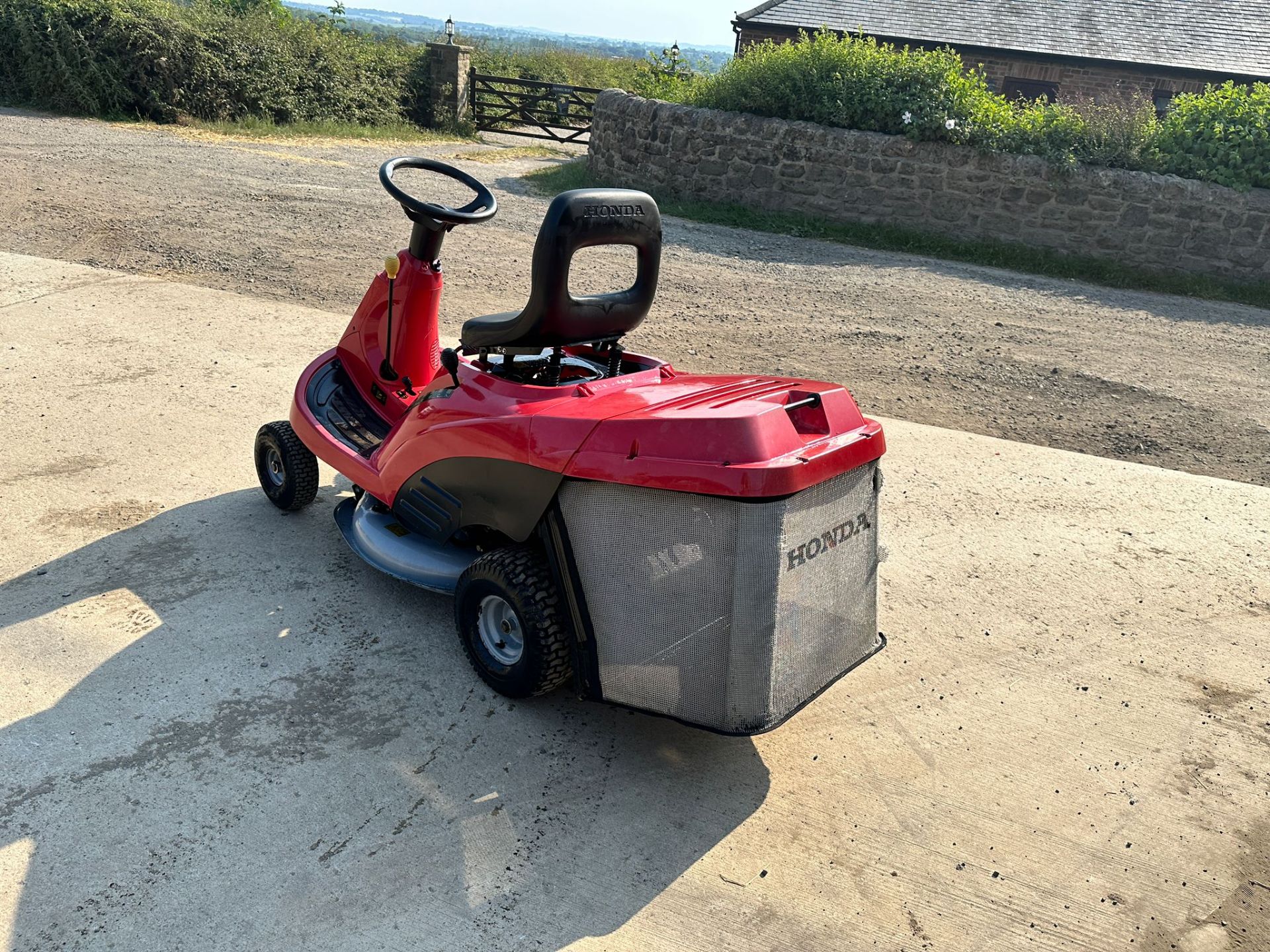 HONDA 1211 RIDE ON MOWER WITH REAR COLLECTOR *PLUS VAT* - Image 7 of 19