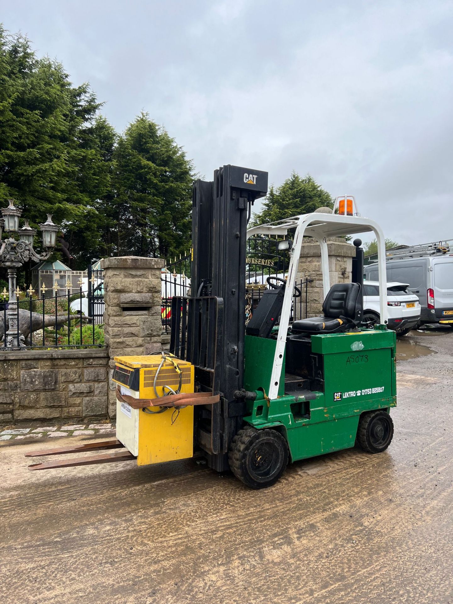 Cat 2.5 Ton electric forklift *NO VAT* - Image 4 of 15