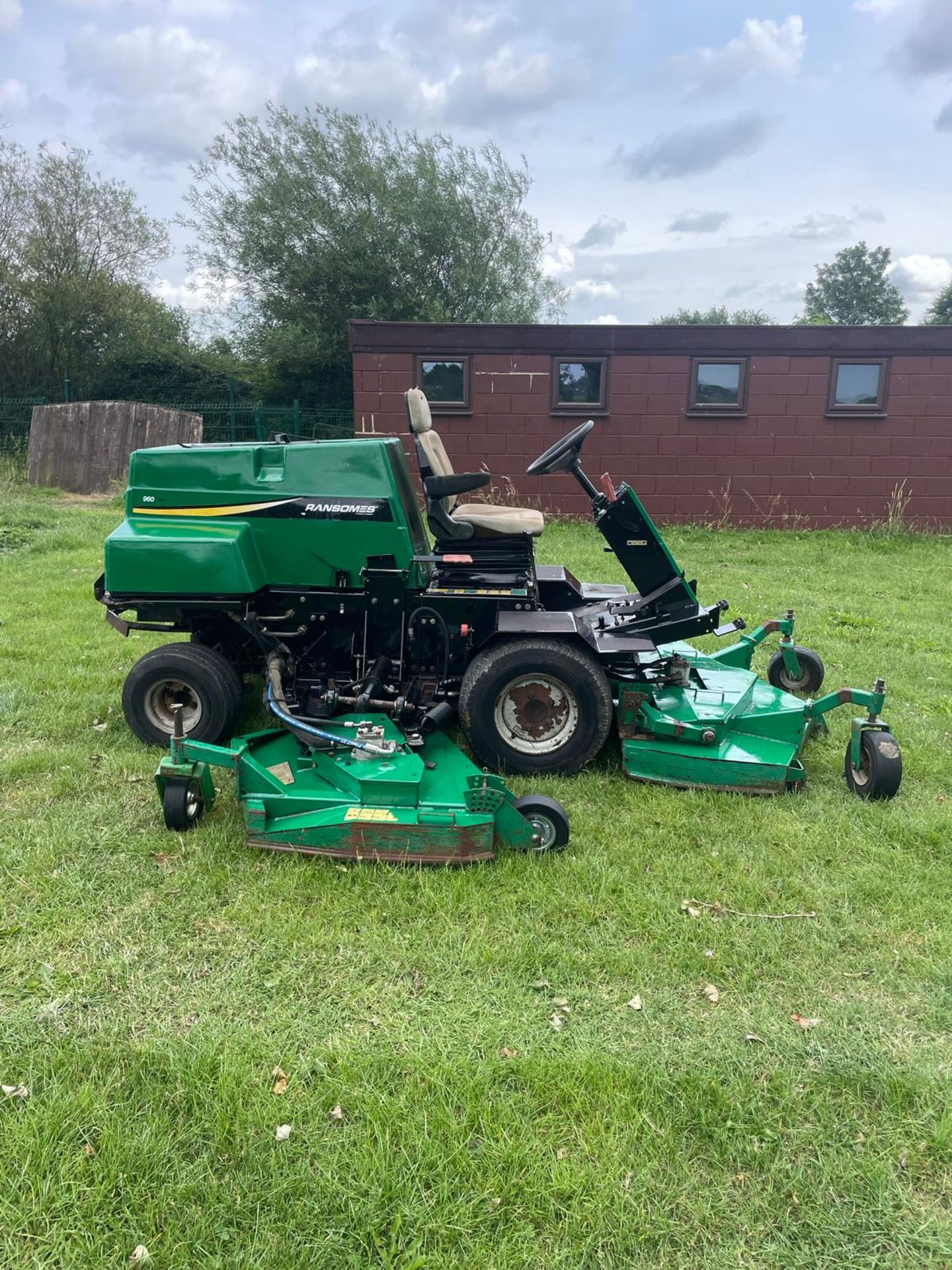 RANSOMES 960 4WD BATWING RIDE ON MOWER *PLUS VAT* - Image 2 of 9