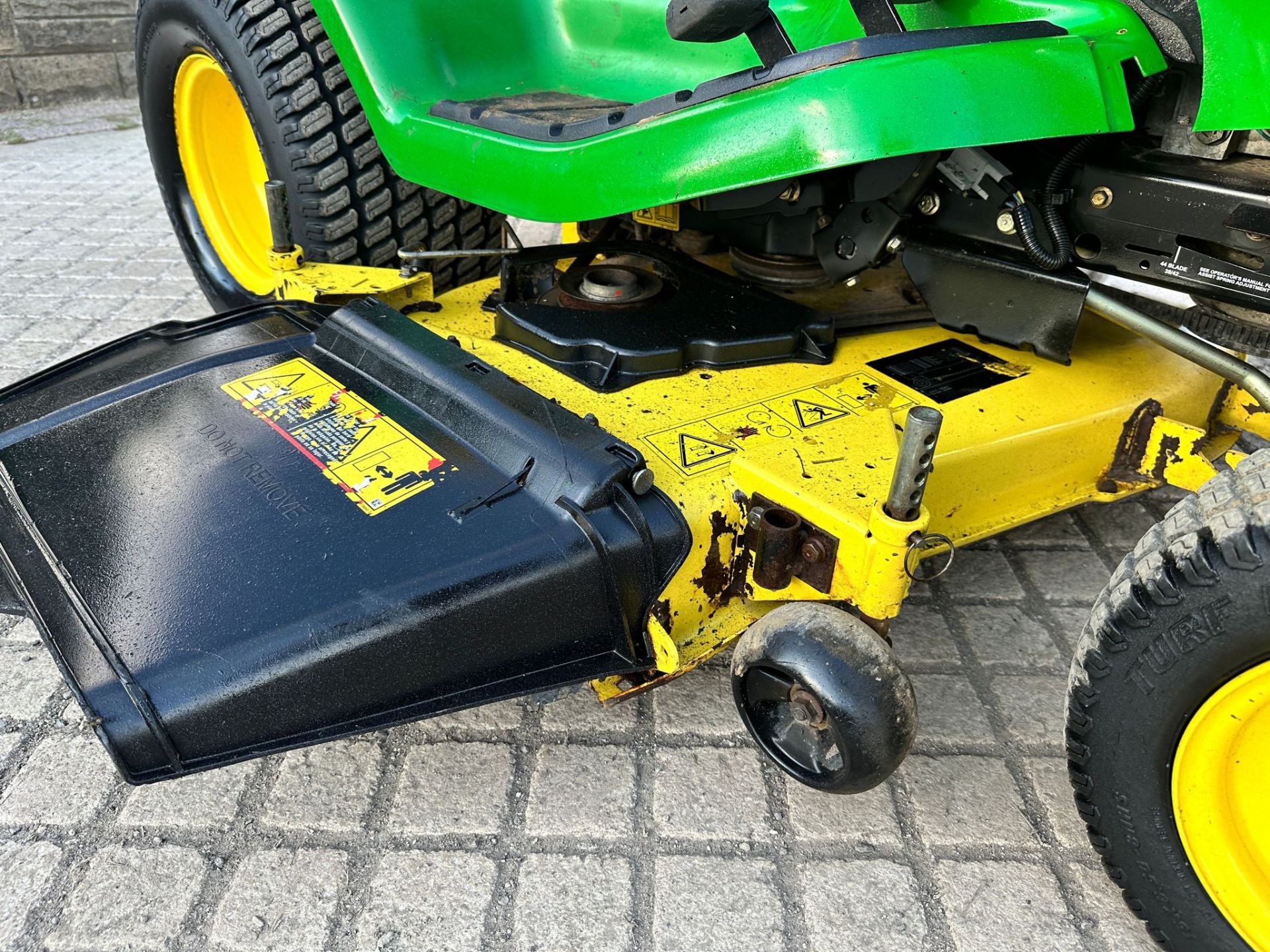 JOHN DEERE X320 RIDE ON MOWER *NO VAT* - Image 9 of 13