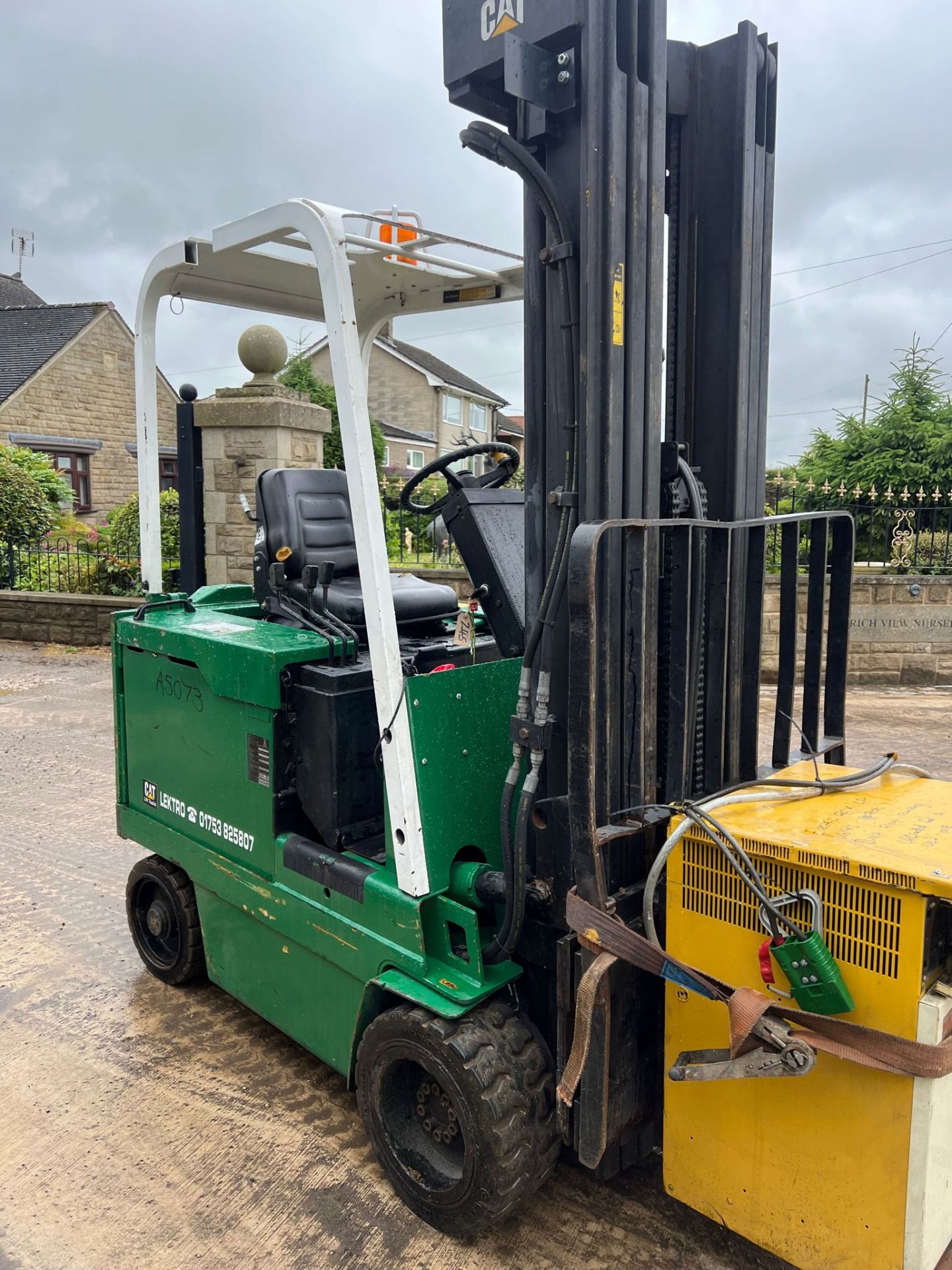 Cat 2.5 Ton electric forklift *NO VAT* - Image 3 of 15