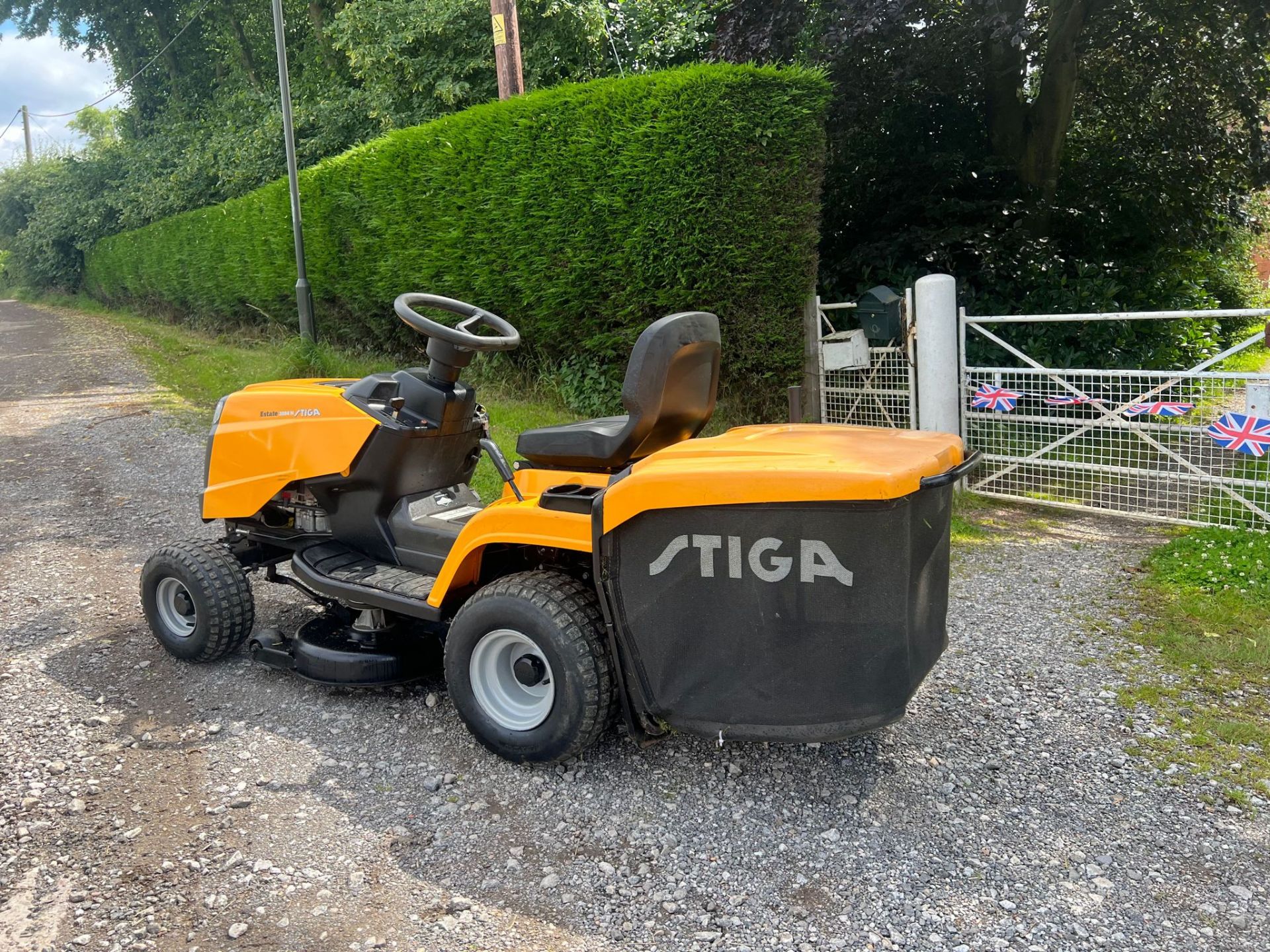 STIGA ESTATE 3084 H RIDE ON LAWN MOWER *PLUS VAT* - Image 2 of 12