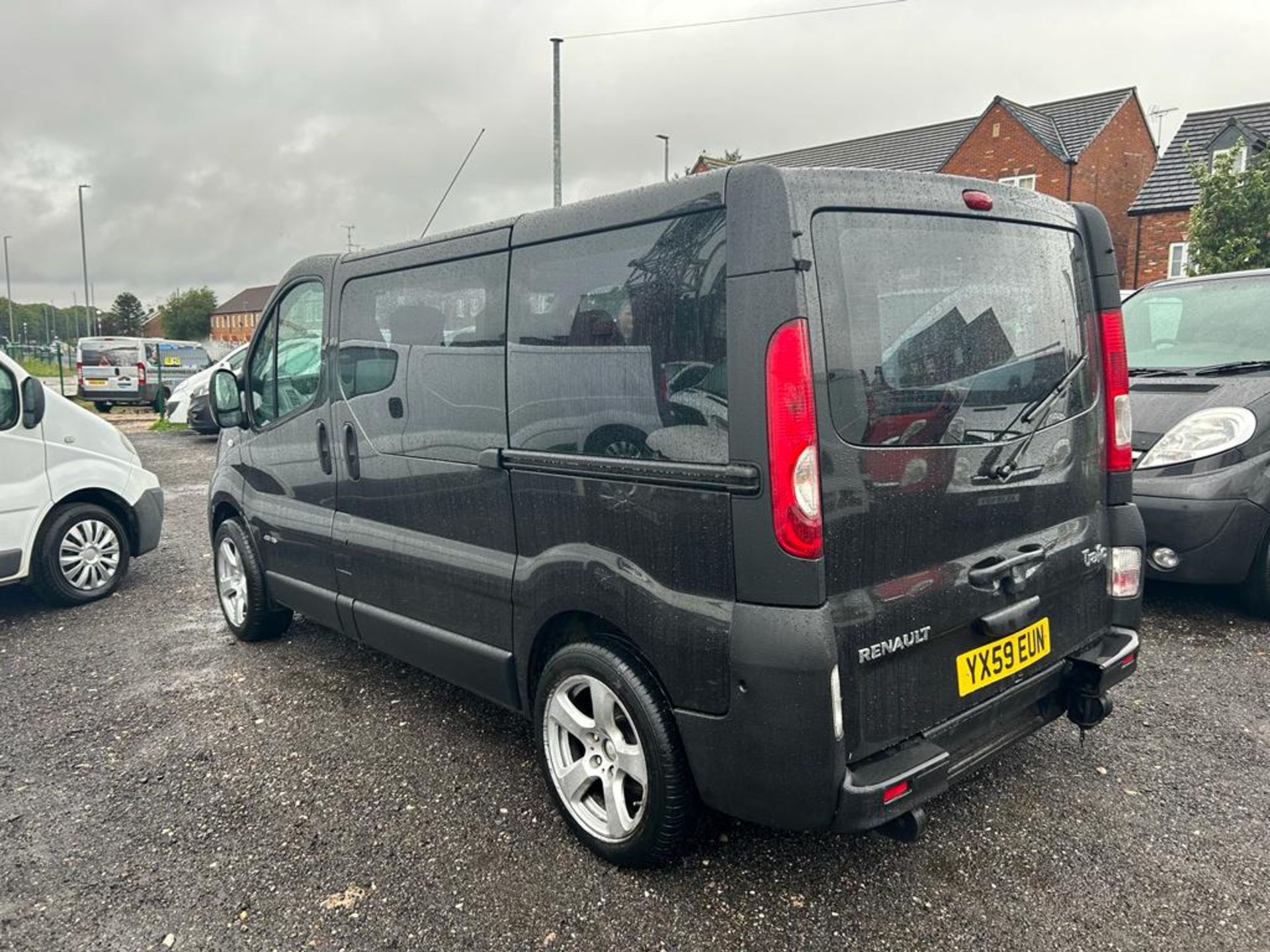 2010 RENAULT TRAFIC SL27 DCI 115 BLACK VAN DERIVED CAR WITH MOBILITY WHEELCHAIR ACCESS *NO VAT* - Image 9 of 18