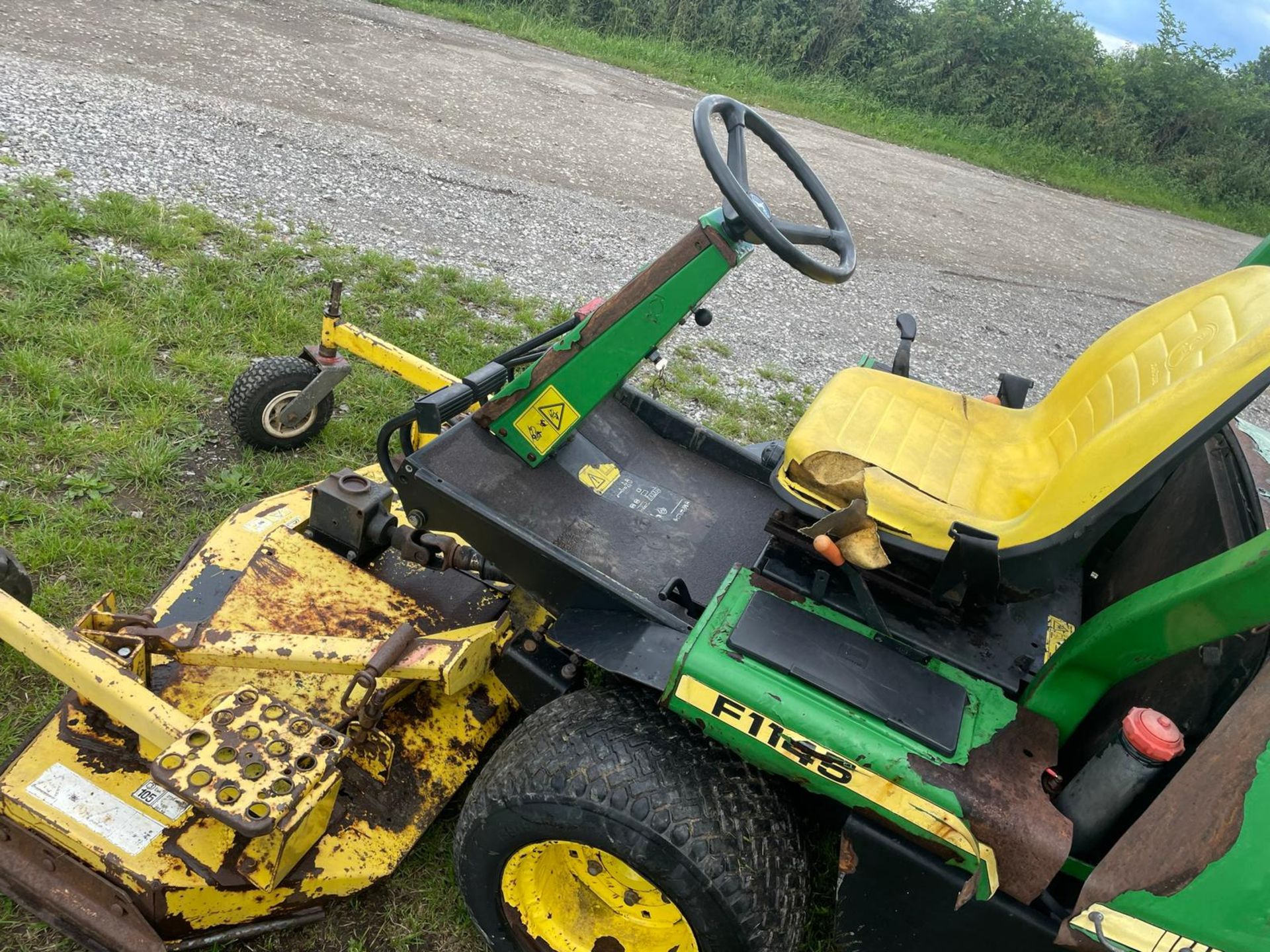 JOHN DEERE F1145 RIDE ON LAWN MOWER *PLUS VAT* - Image 8 of 9