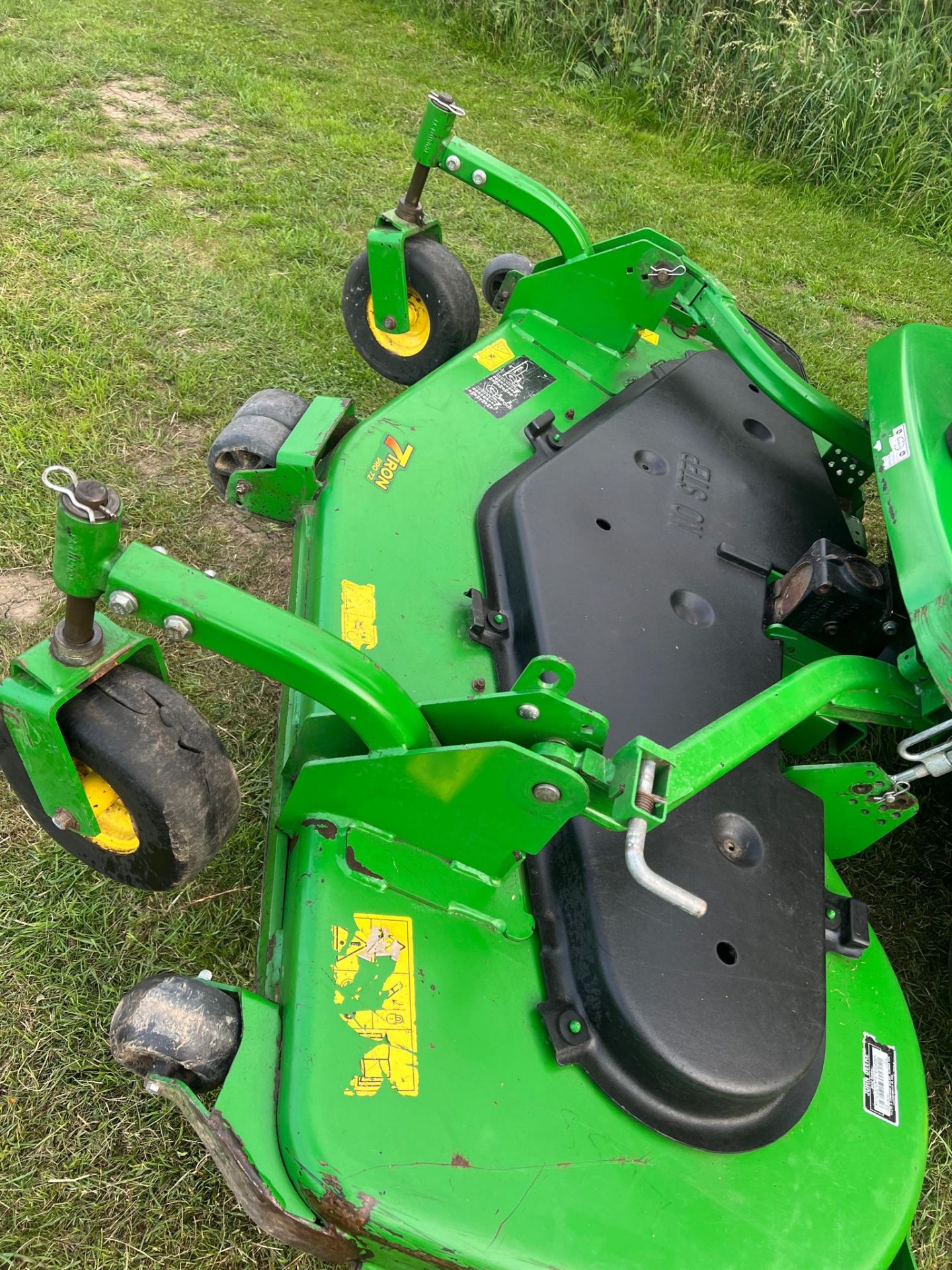 John Deere 1445 Ride On Lawn Mower Out Front Deck *PLUS VAT* - Image 12 of 15