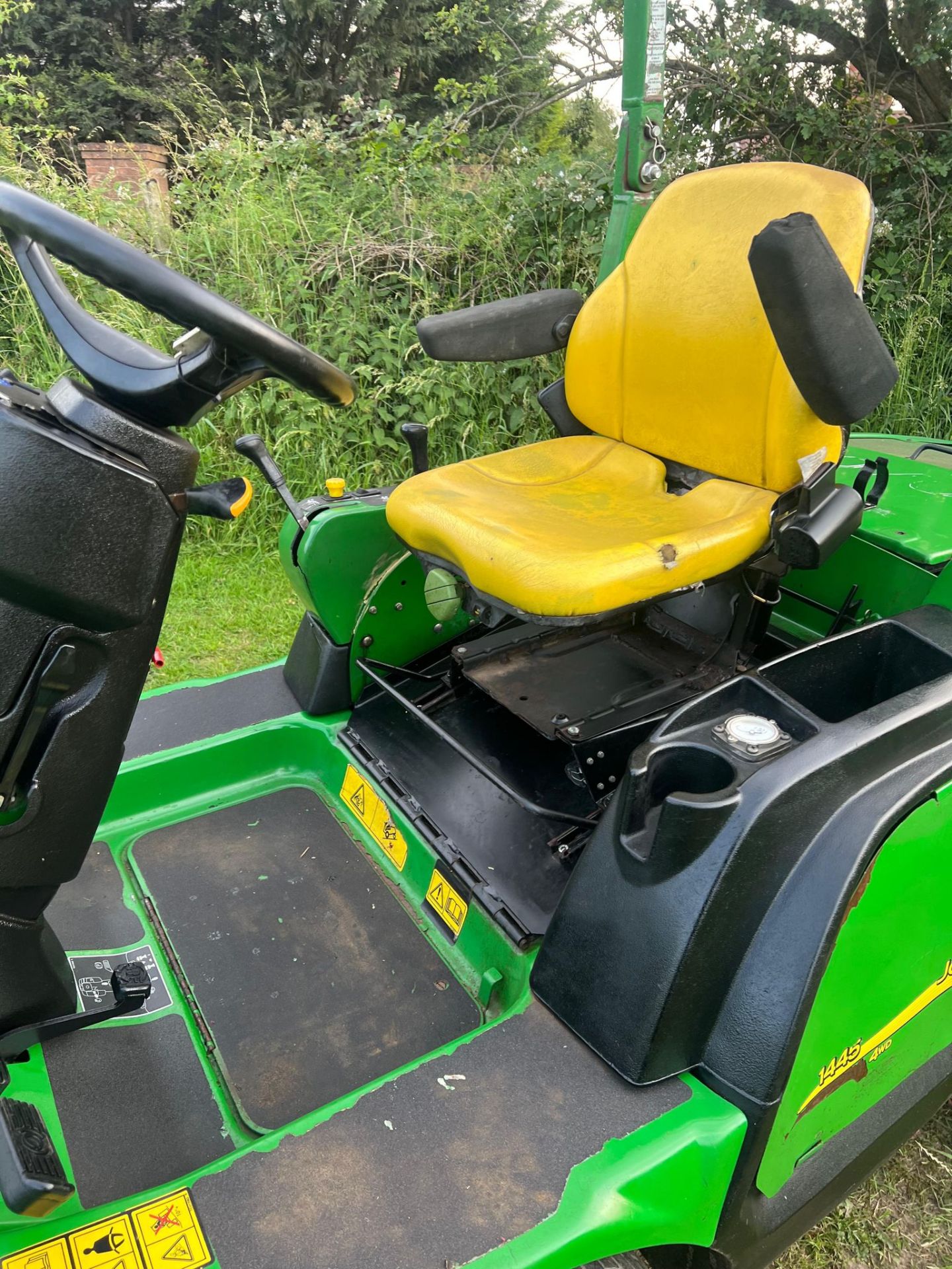 John Deere 1445 Ride On Lawn Mower Out Front Deck *PLUS VAT* - Image 13 of 15