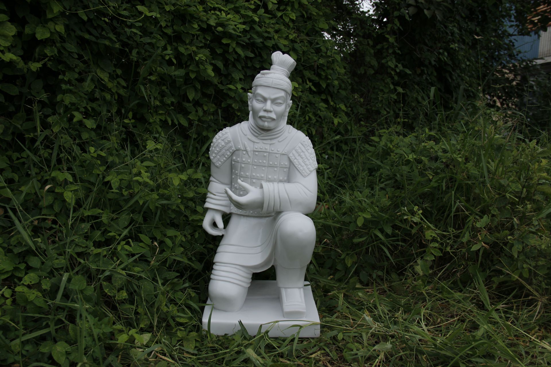 Gorgeous Dinova Kneeling Warrior statue *PLUS VAT*