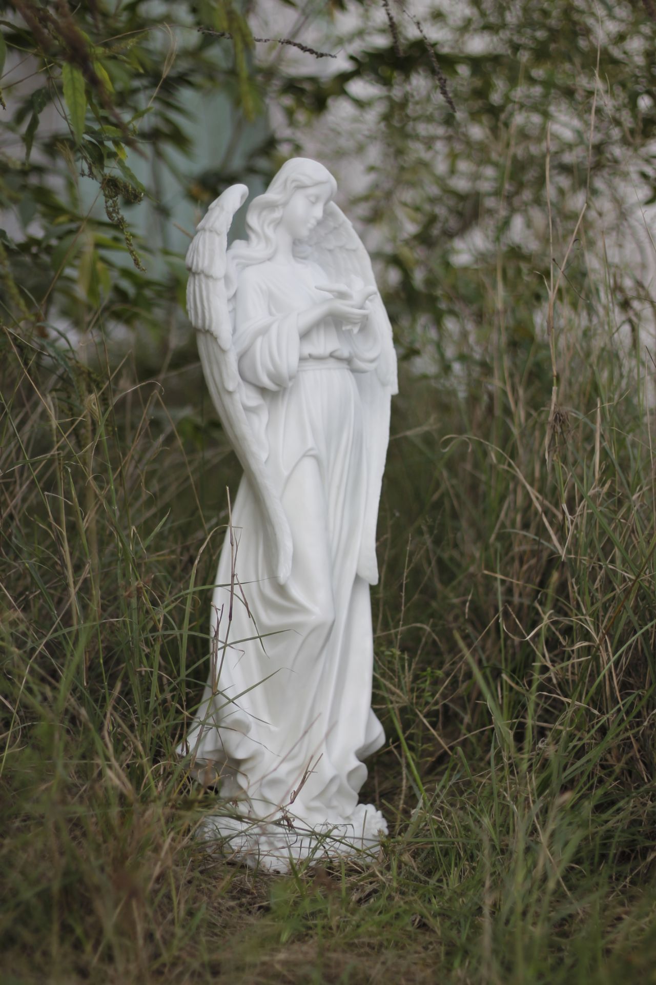 Beautiful Dinova Angel of peace statue *PLUS VAT*