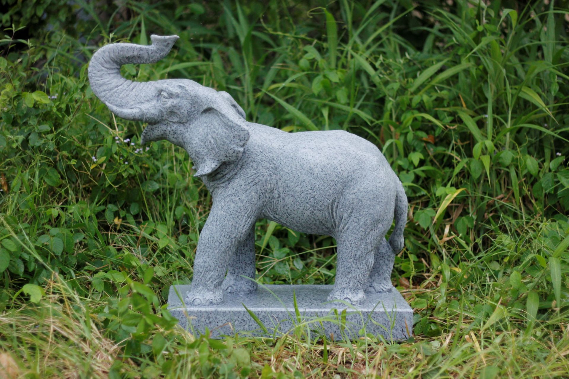 Stunning Dinova Elephant statue *PLUS VAT*