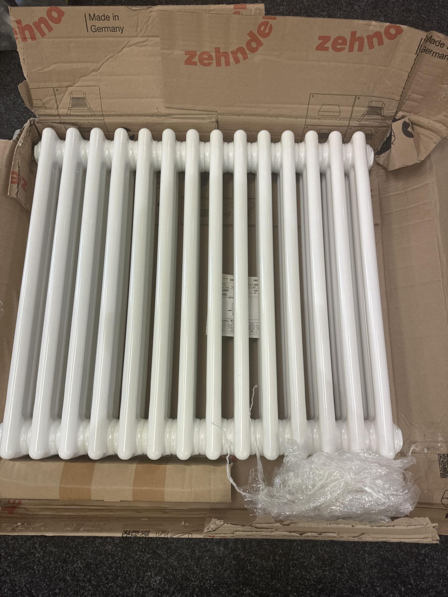 1 x zehnder Charleston white radiator with fixing kits