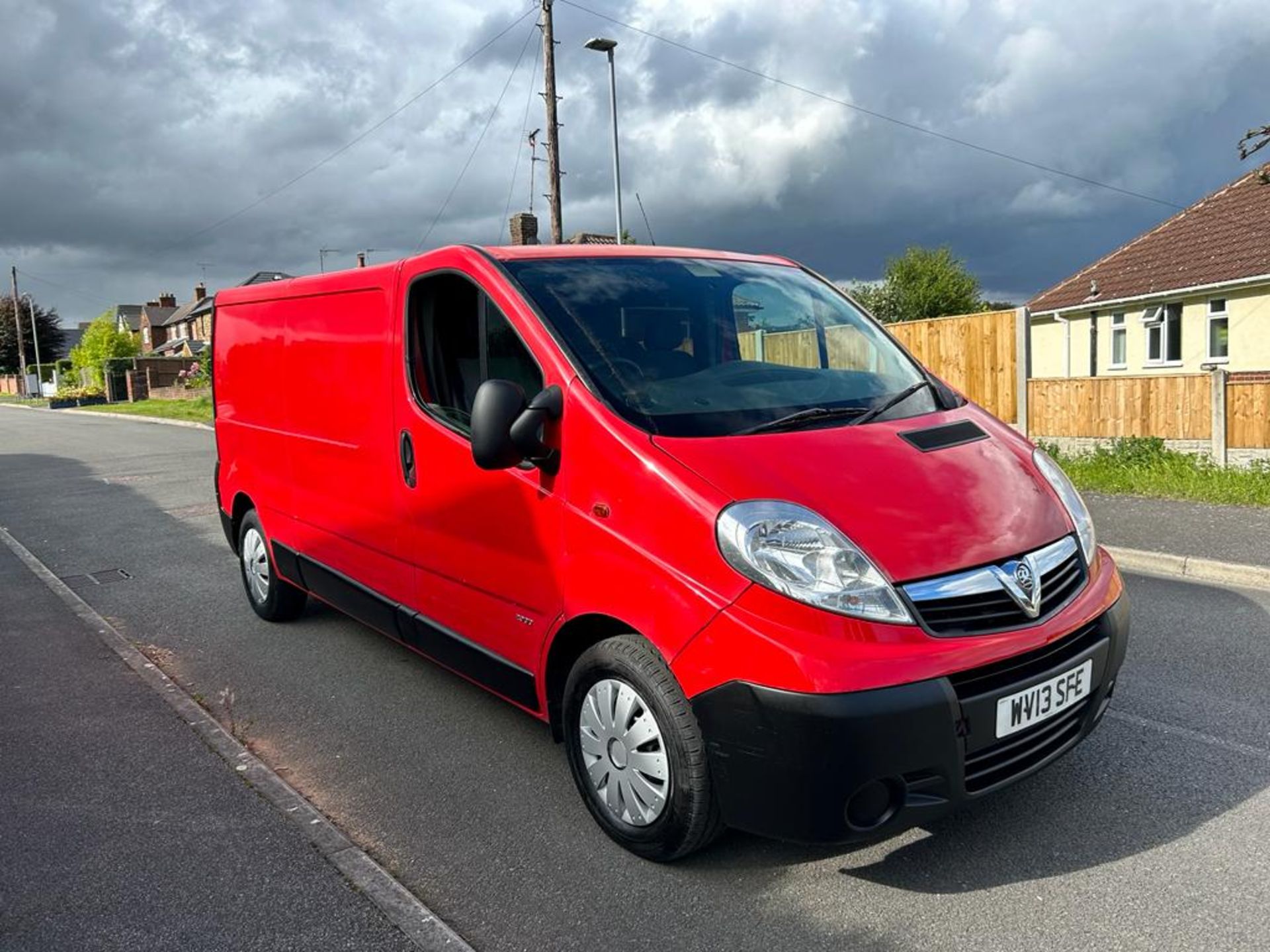 2013/13 REG VAUXHALL VIVARO 2900 ECOFLEX CDTI LWB 2.0 DIESEL RED PANEL VAN, SHOWING 0 FORMER KEEPERS