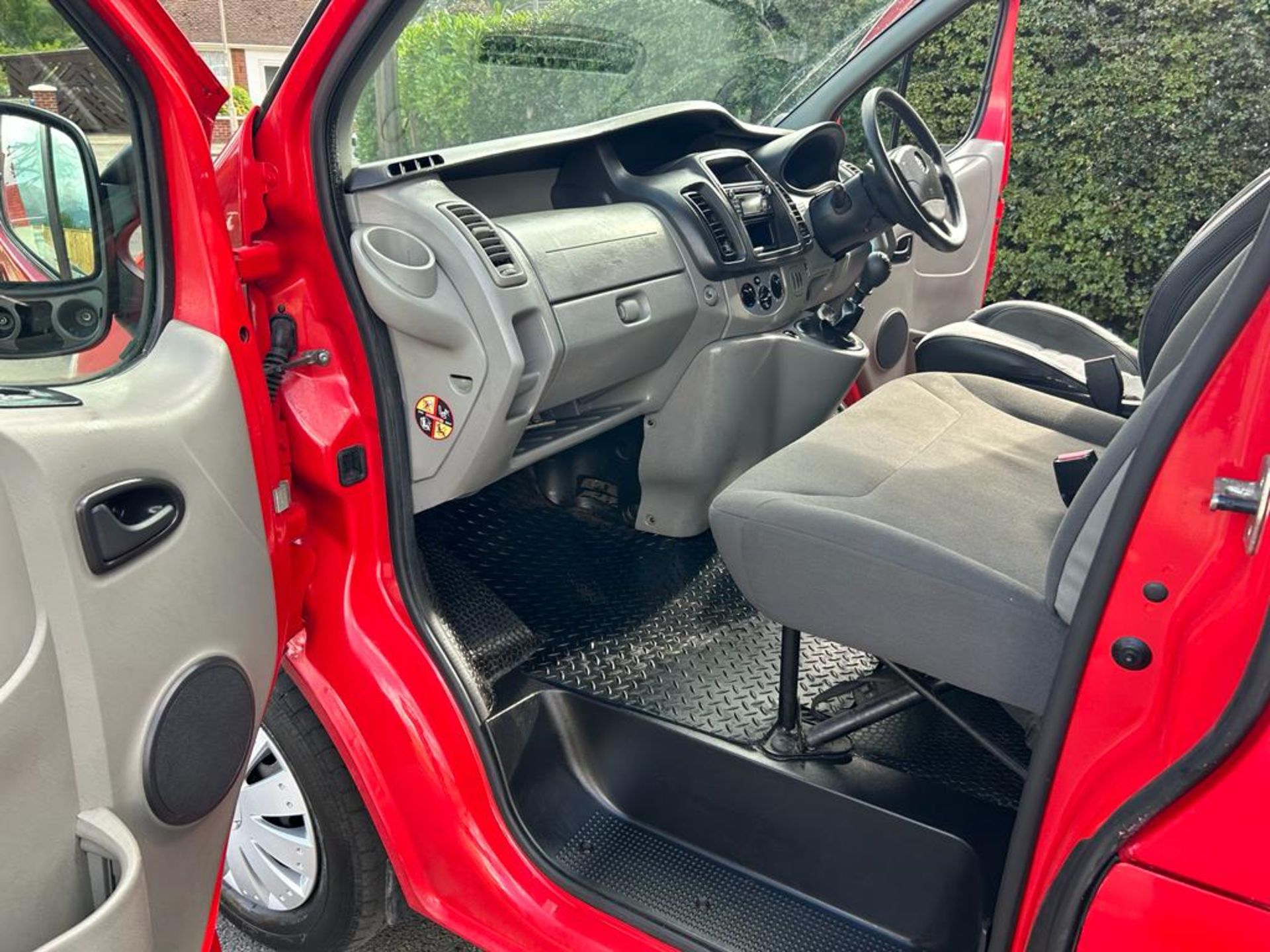 2013/13 REG VAUXHALL VIVARO 2900 ECOFLEX CDTI LWB 2.0 DIESEL RED PANEL VAN, SHOWING 0 FORMER KEEPERS - Image 11 of 17