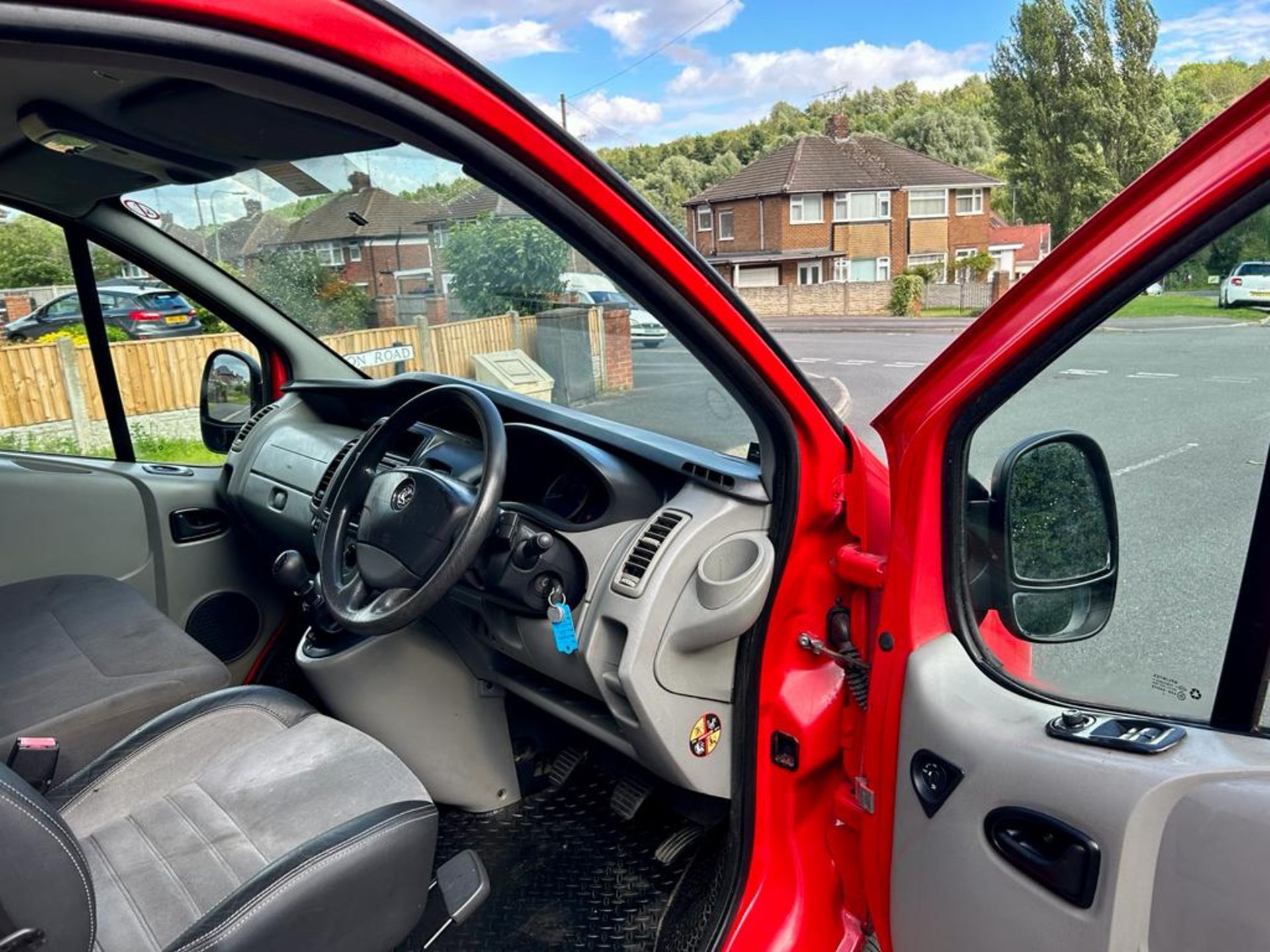 2013/13 REG VAUXHALL VIVARO 2900 ECOFLEX CDTI LWB 2.0 DIESEL RED PANEL VAN, SHOWING 0 FORMER KEEPERS - Image 9 of 17