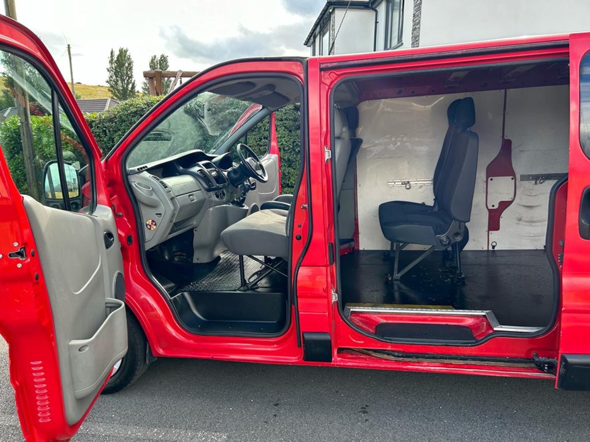 2013/13 REG VAUXHALL VIVARO 2900 ECOFLEX CDTI LWB 2.0 DIESEL RED PANEL VAN, SHOWING 0 FORMER KEEPERS - Image 12 of 17