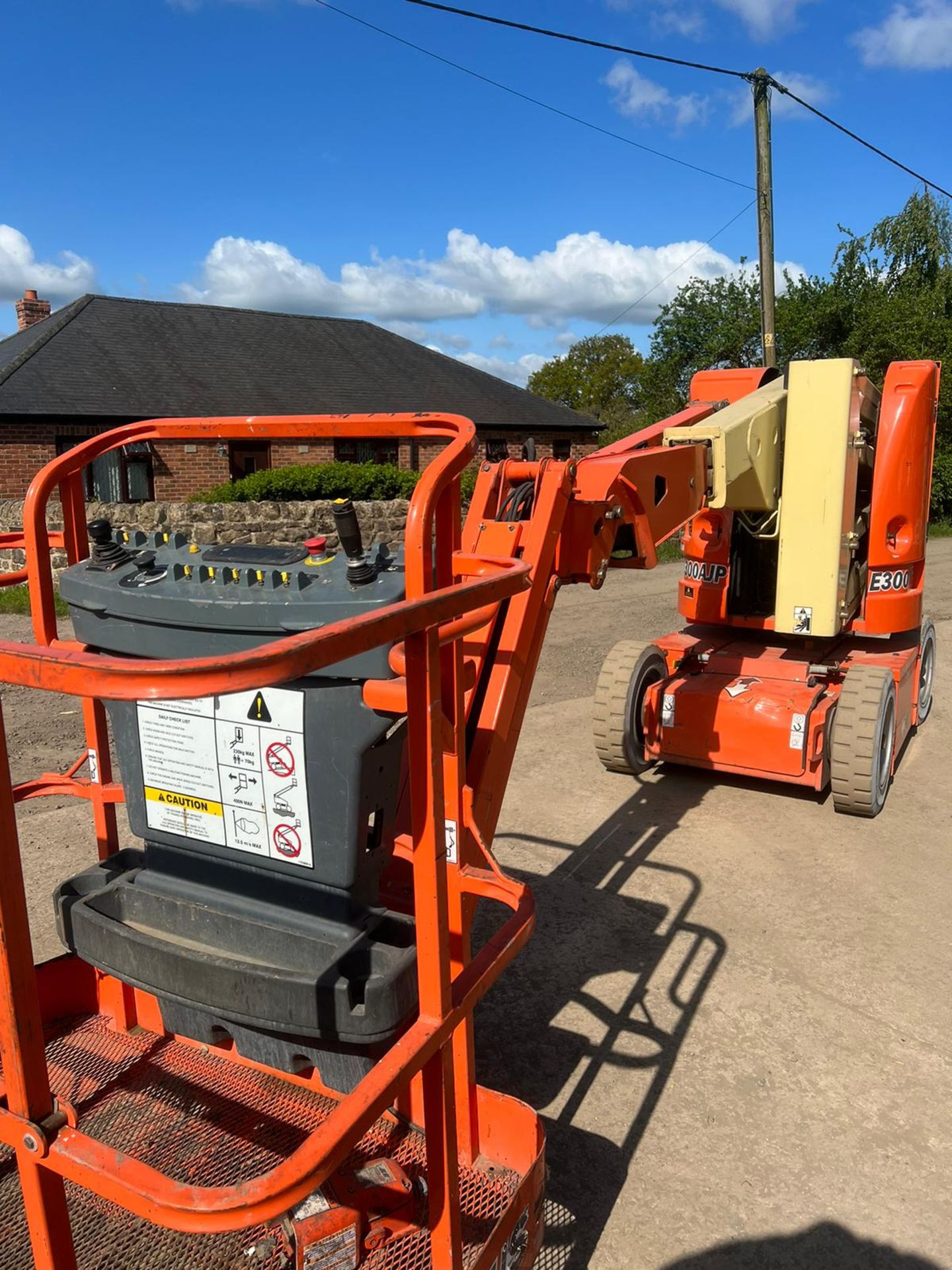 LG E300AJ Scissor Lift Boom Lift *PLUS VAT* - Image 7 of 18