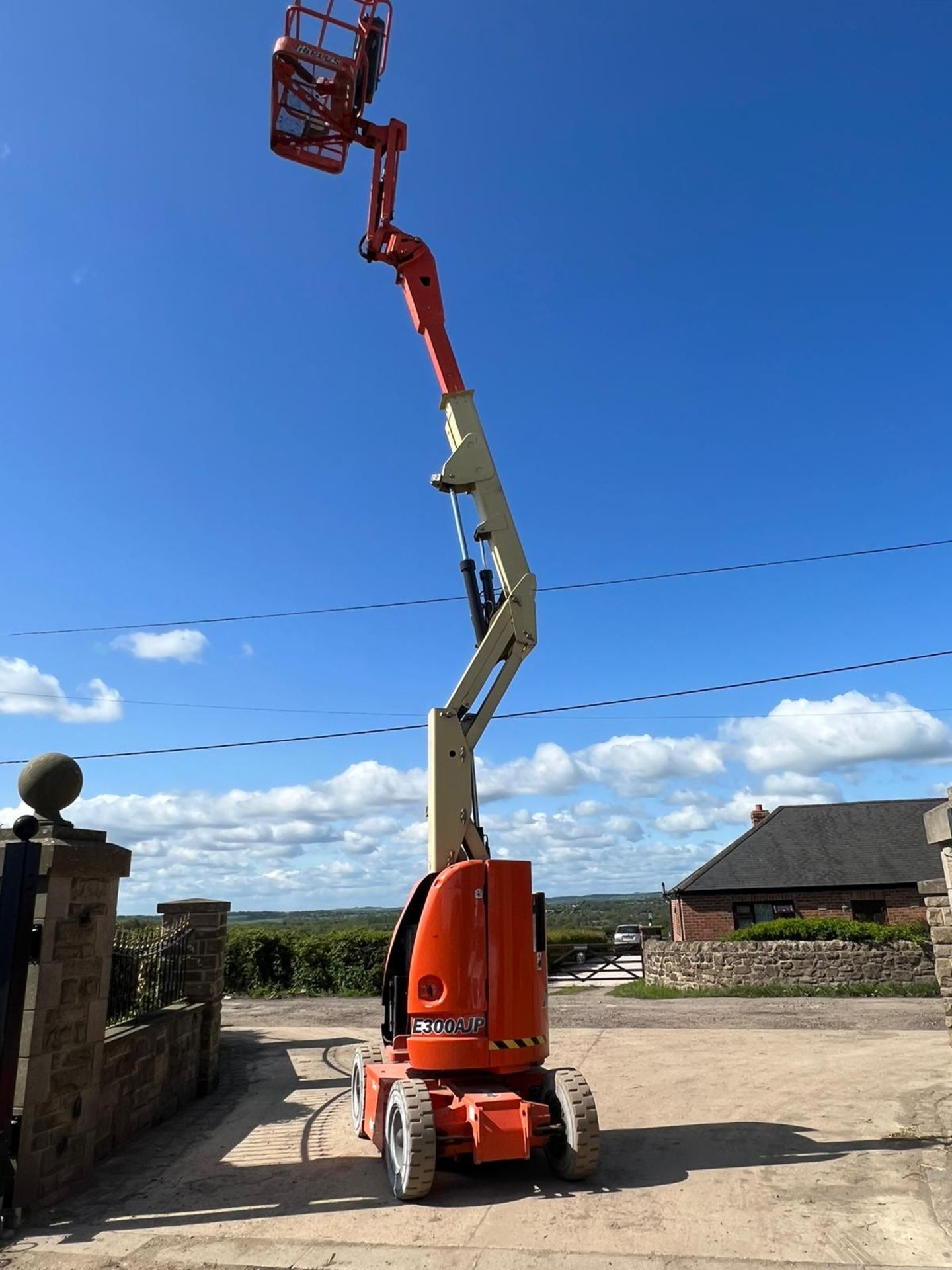 LG E300AJ Scissor Lift Boom Lift *PLUS VAT* - Image 2 of 18