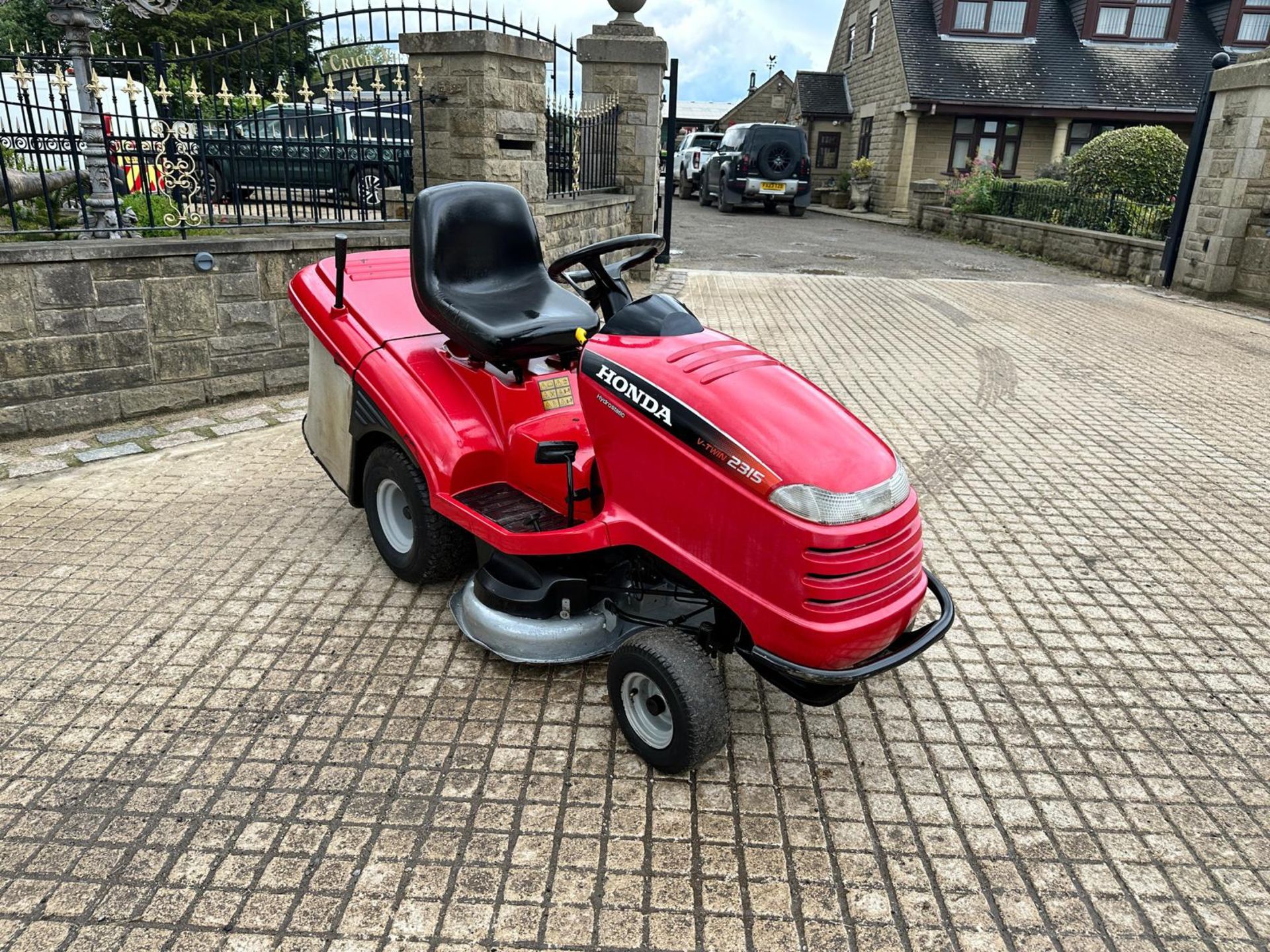 HONDA 2315 RIDE ON MOWER WITH REAR COLLECTOR *NO VAT* - Image 3 of 11