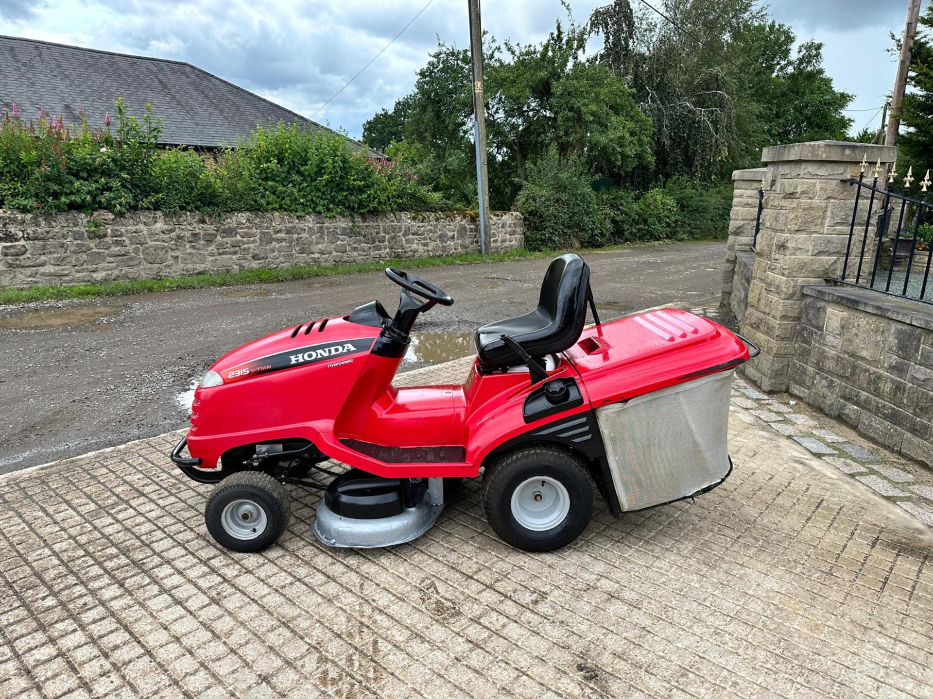 HONDA 2315 RIDE ON MOWER WITH REAR COLLECTOR *NO VAT* - Image 6 of 11