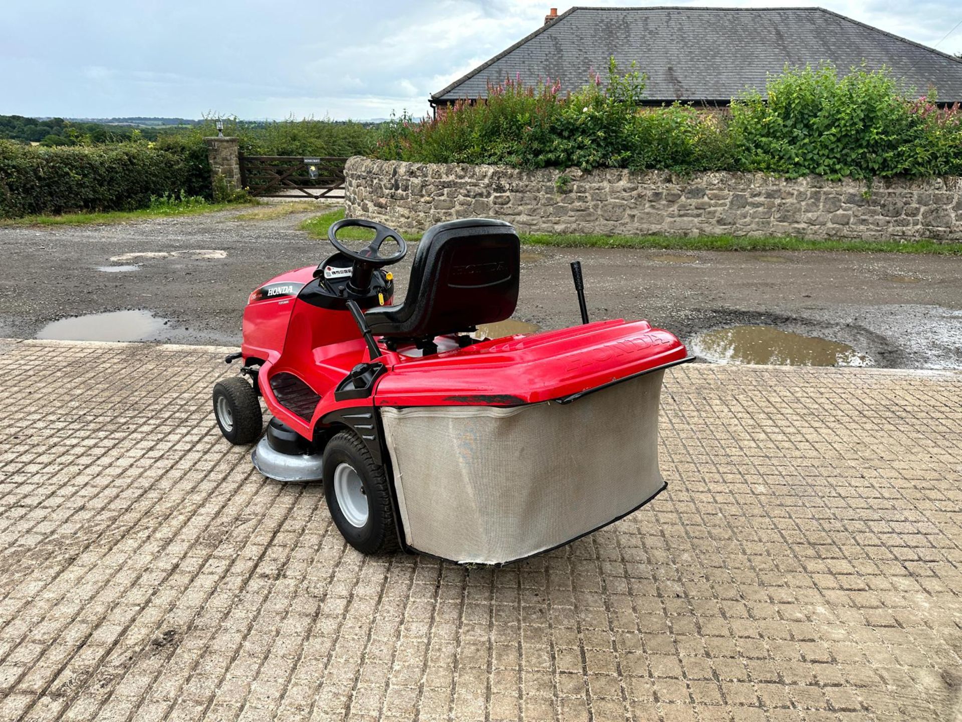 HONDA 2315 RIDE ON MOWER WITH REAR COLLECTOR *NO VAT* - Image 5 of 11