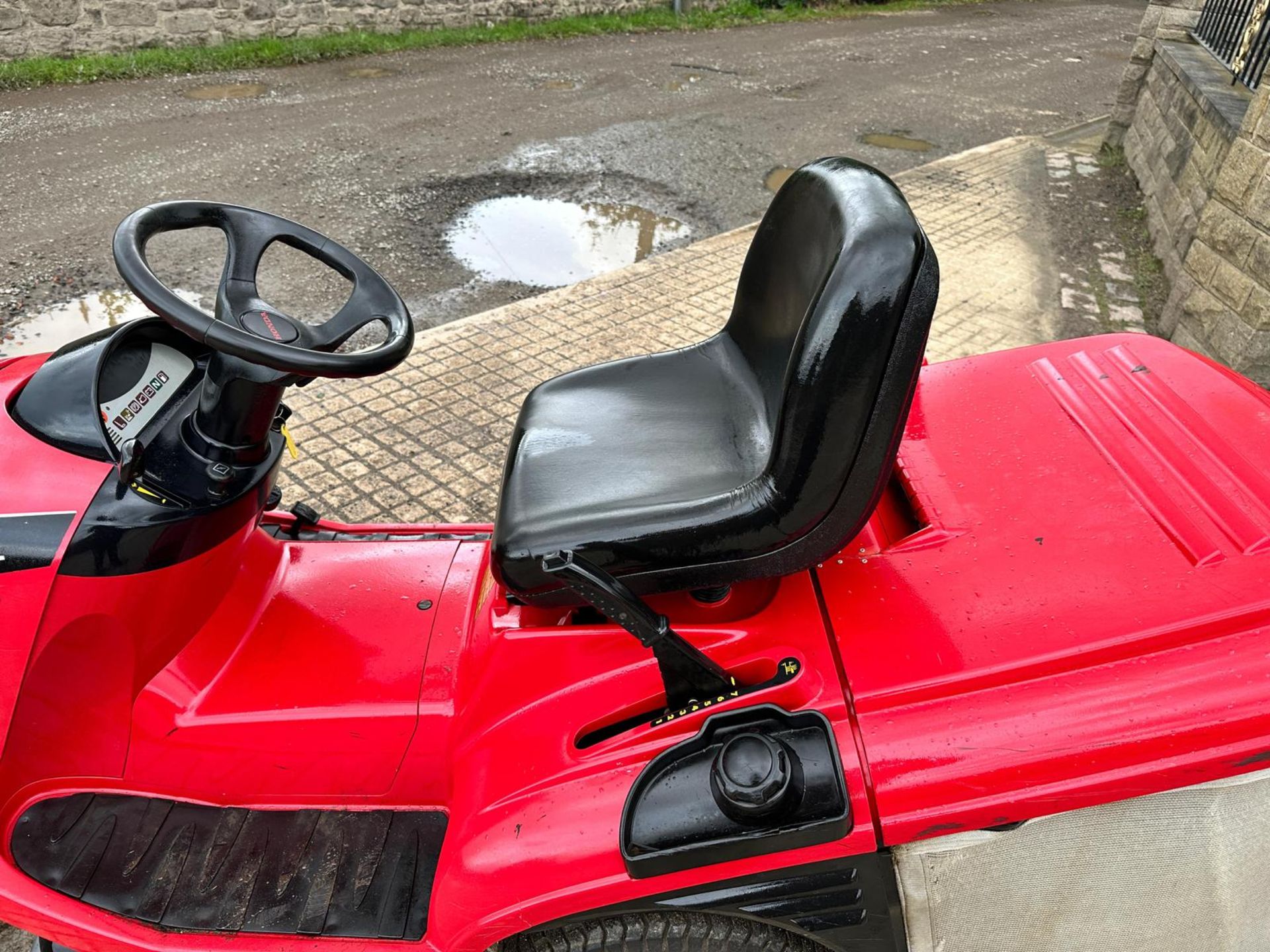 HONDA 2315 RIDE ON MOWER WITH REAR COLLECTOR *NO VAT* - Image 9 of 11