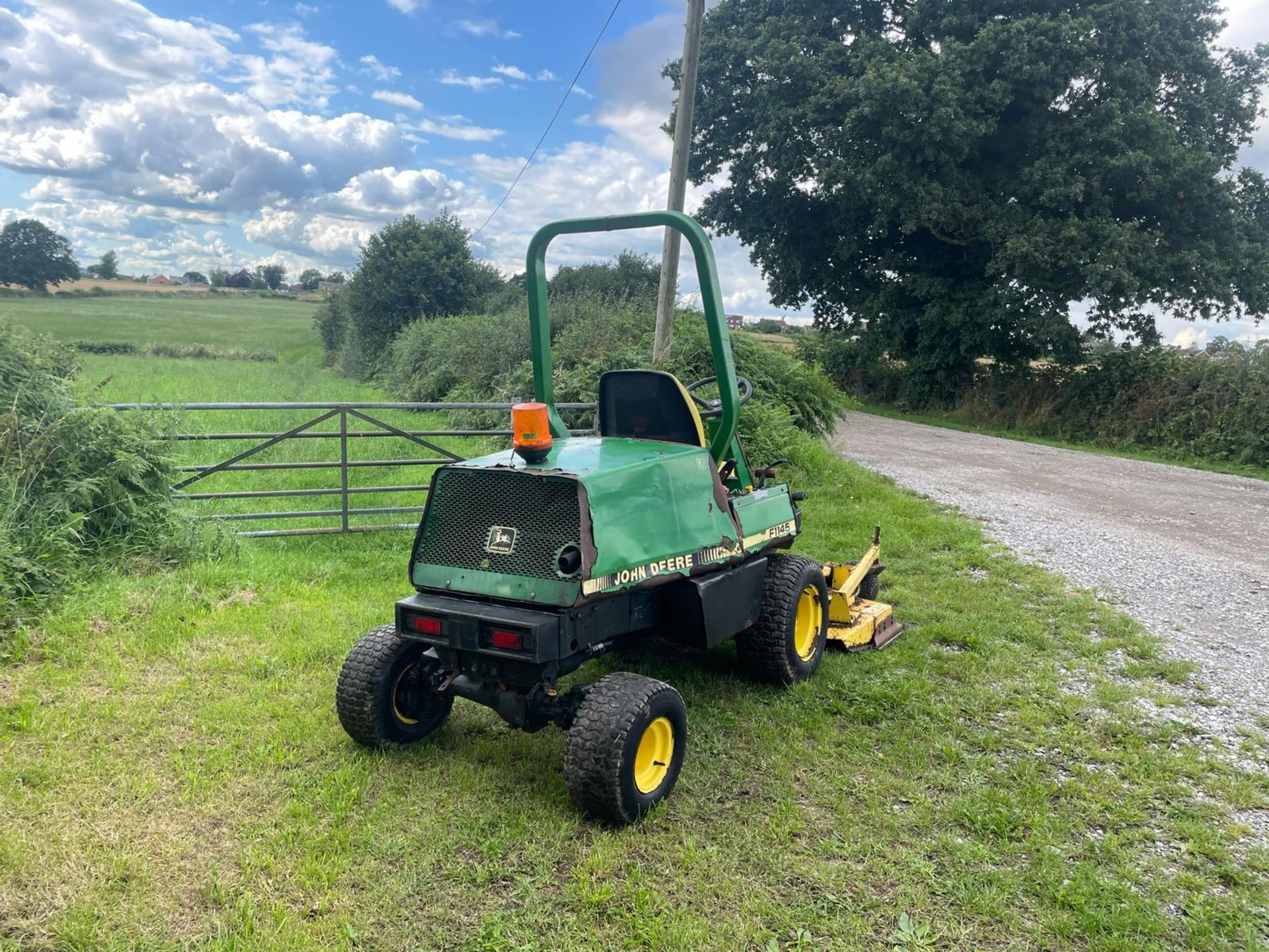 JOHN DEERE F1145 RIDE ON LAWN MOWER *PLUS VAT* - Image 4 of 9