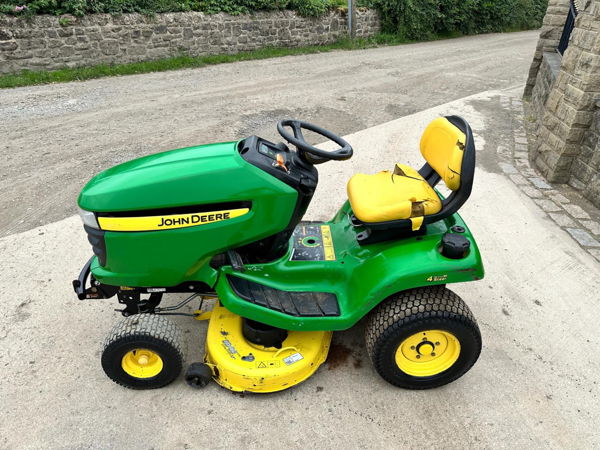 JOHN DEERE X304 4WS RIDE ON MOWER *PLUS VAT* - Image 2 of 15