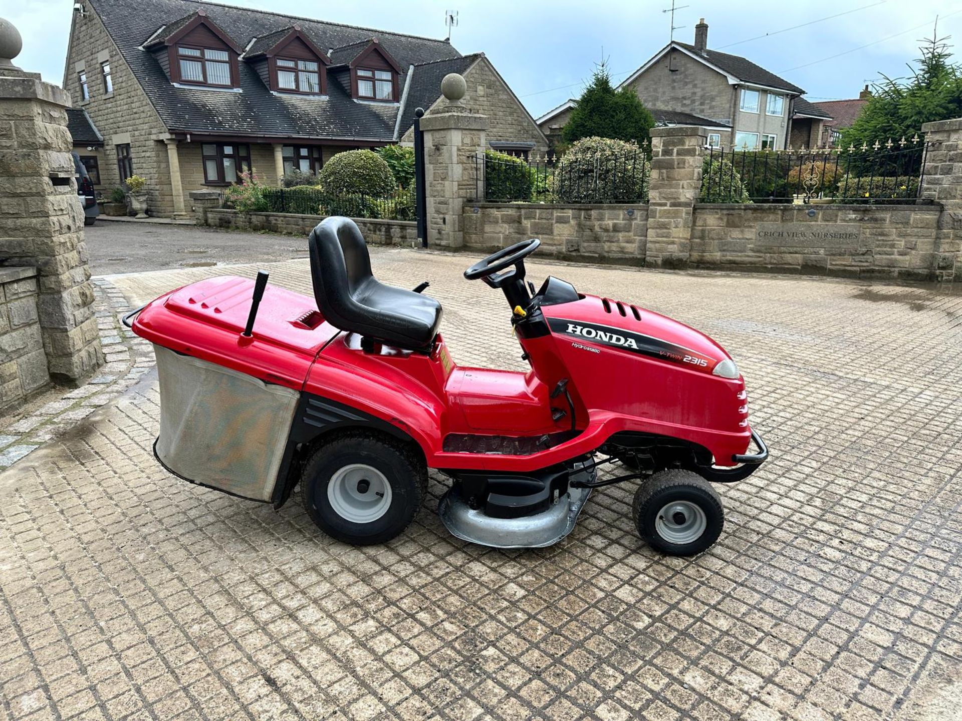 HONDA 2315 RIDE ON MOWER WITH REAR COLLECTOR *NO VAT* - Image 2 of 11