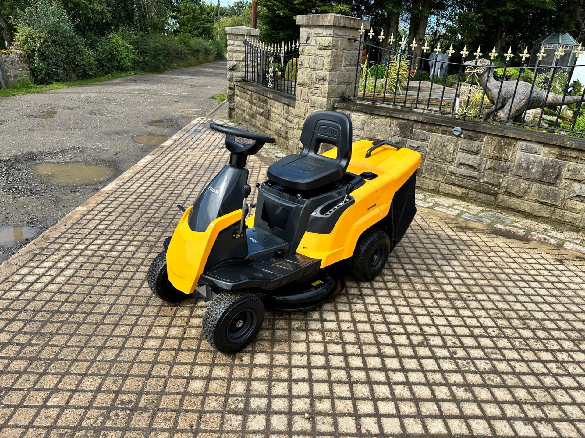 NEW/UNUSED 2023 STIGA COMBI 166 RIDE ON MOWER WITH REAR COLLECTOR *PLUS VAT*