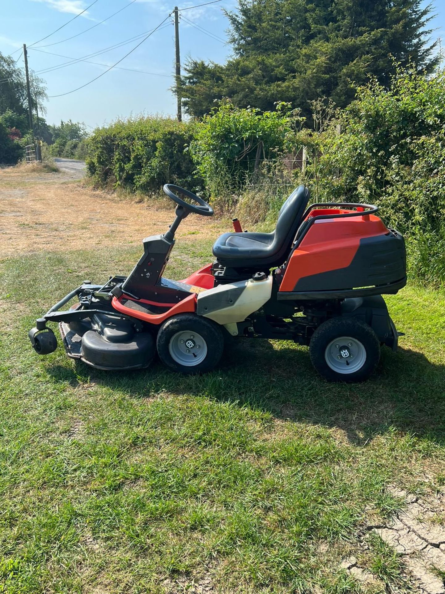 husqvarna rider pr17 awd Ride on lawn mower *NO VAT* - Image 4 of 9