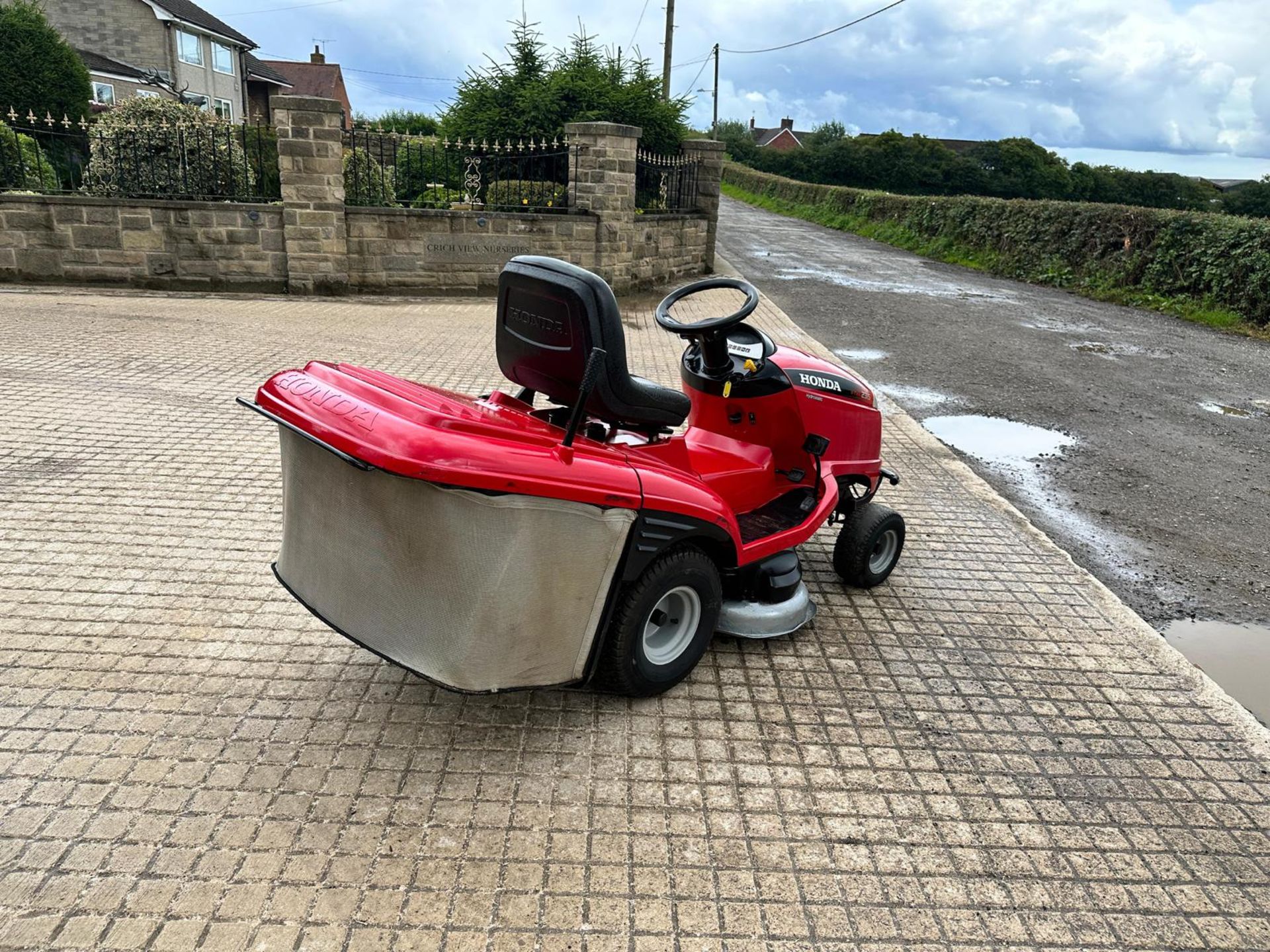 HONDA 2315 RIDE ON MOWER WITH REAR COLLECTOR *NO VAT* - Image 4 of 11