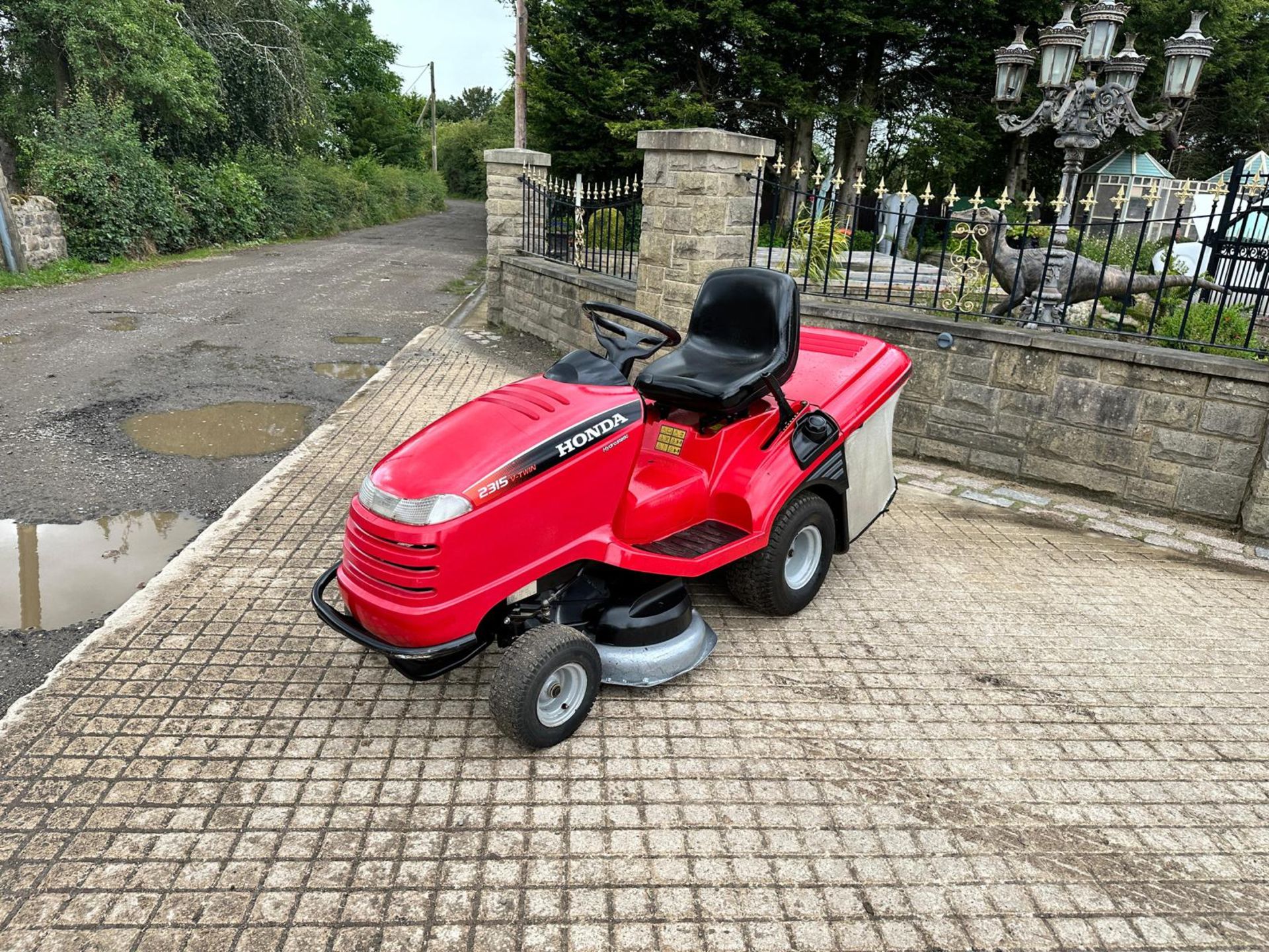 HONDA 2315 RIDE ON MOWER WITH REAR COLLECTOR *NO VAT*