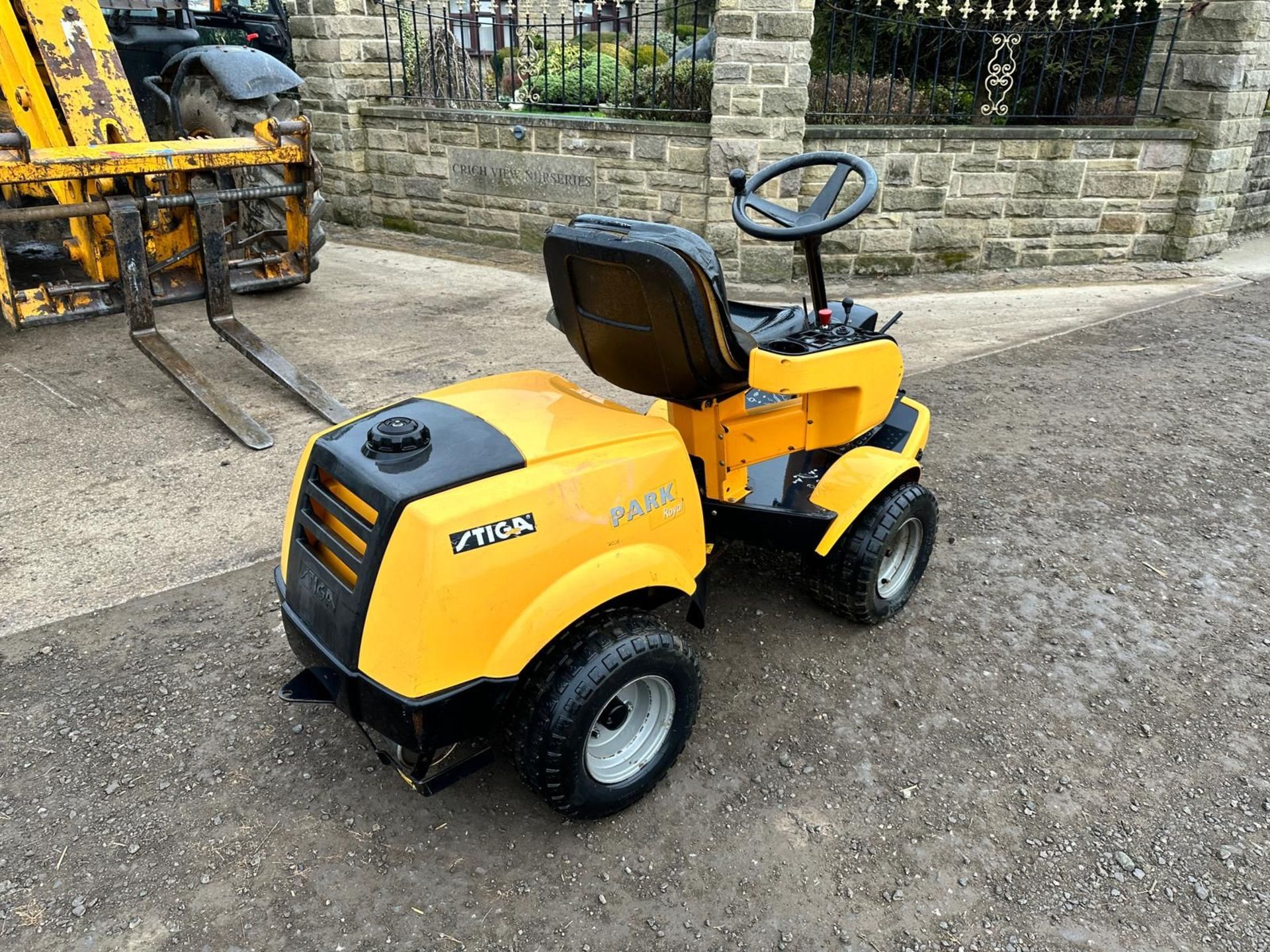 STIGA PARK ROYAL MOWER/TRACTOR *PLUS VAT* - Image 2 of 8