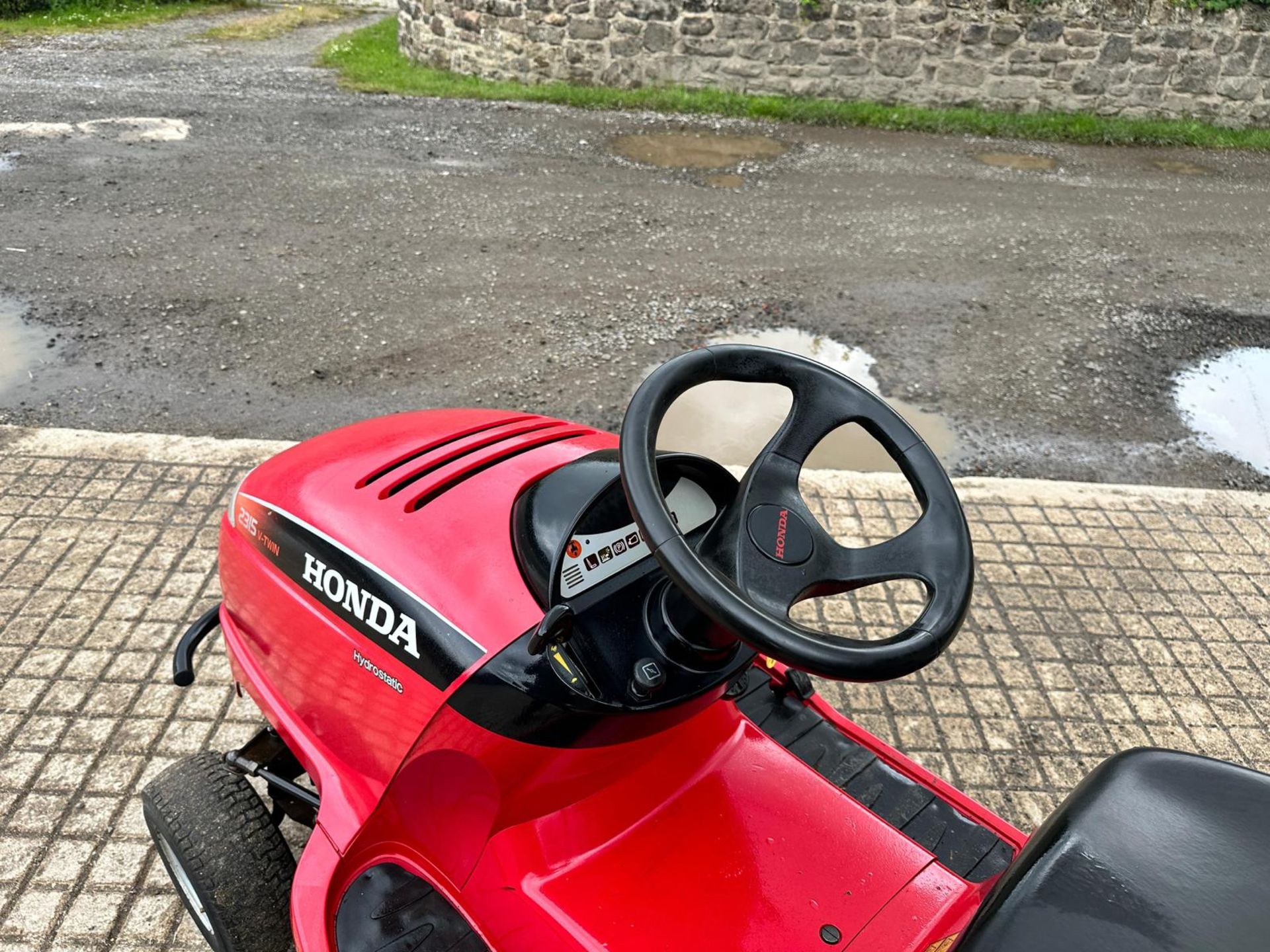 HONDA 2315 RIDE ON MOWER WITH REAR COLLECTOR *NO VAT* - Image 10 of 11